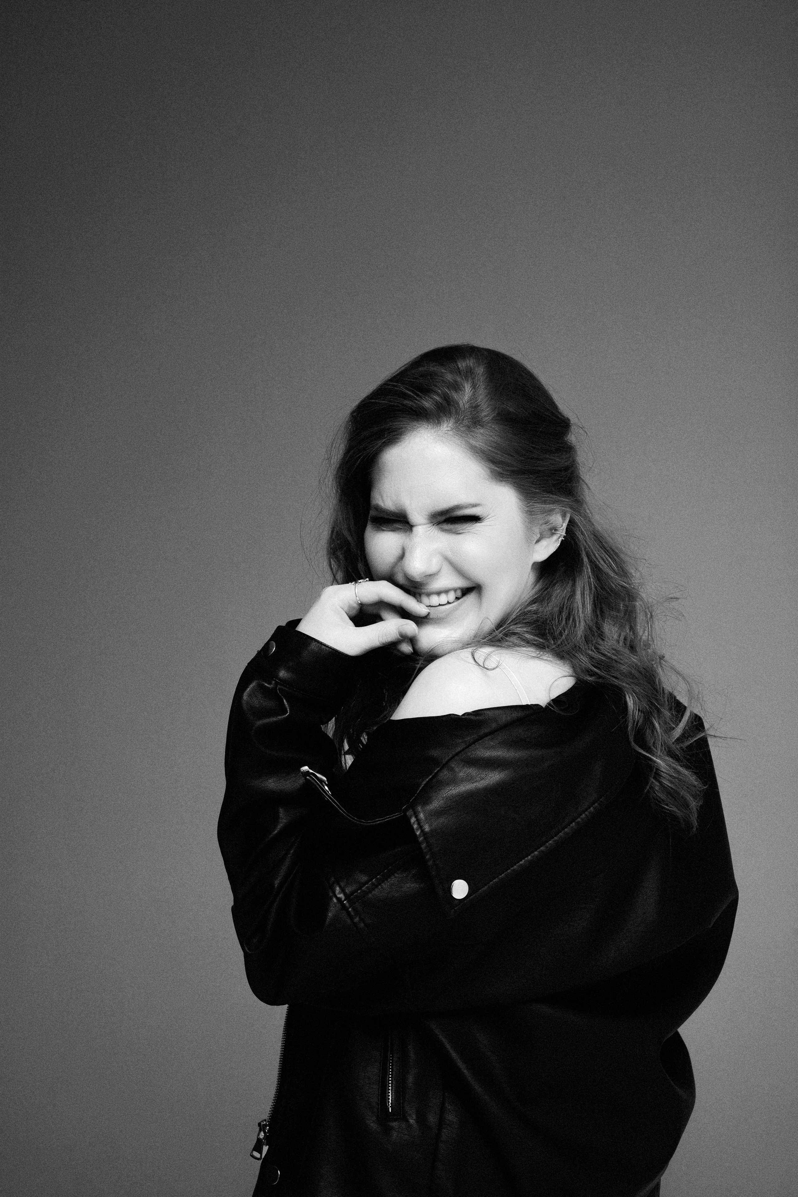 Женский портрет в студии на циклораме. Фотограф Денис Лесковский (Тюмень)