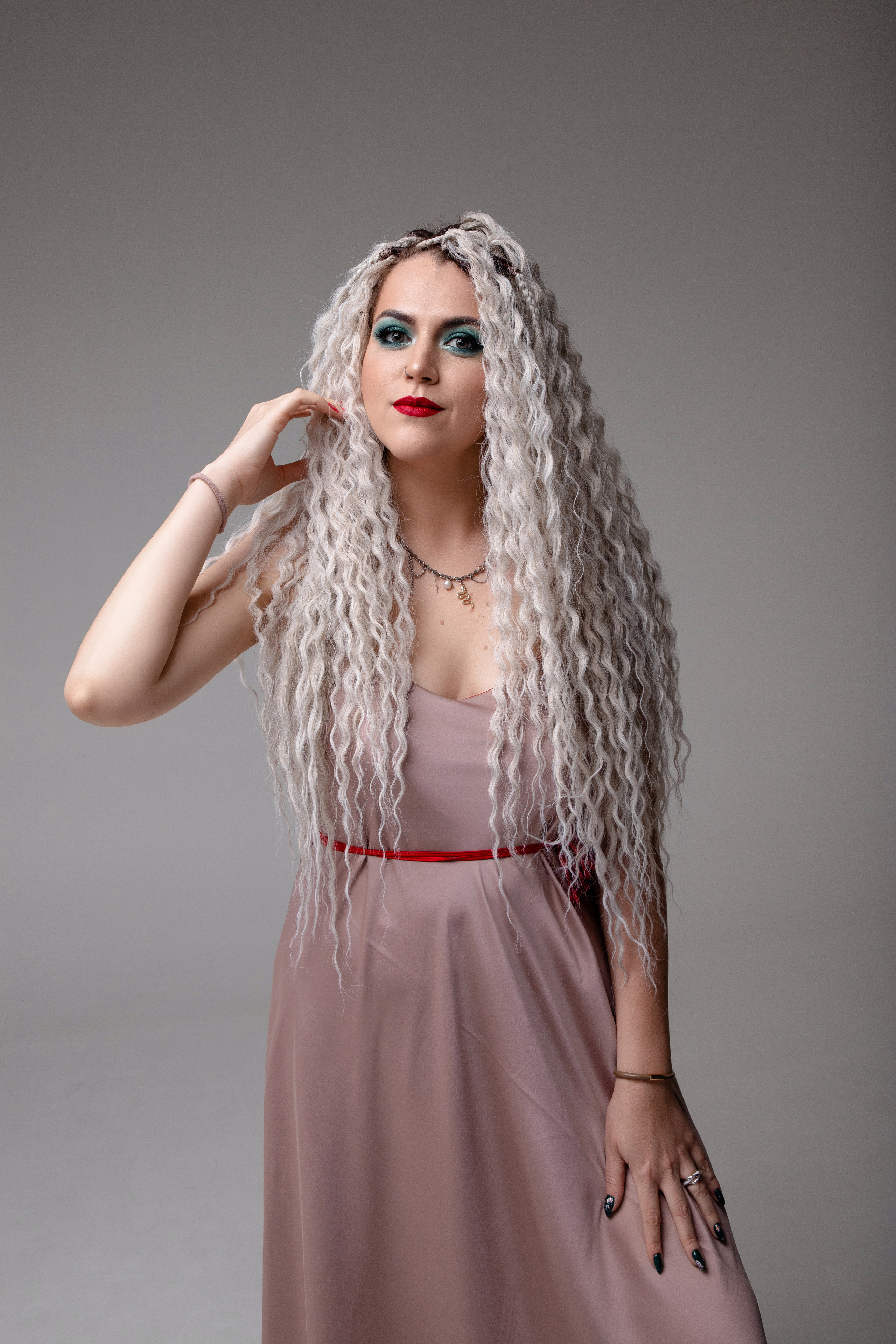 Фотосессия мамы и дочки на циклораме в Тюмени. Фотограф Денис Лесковский (Тюмень)