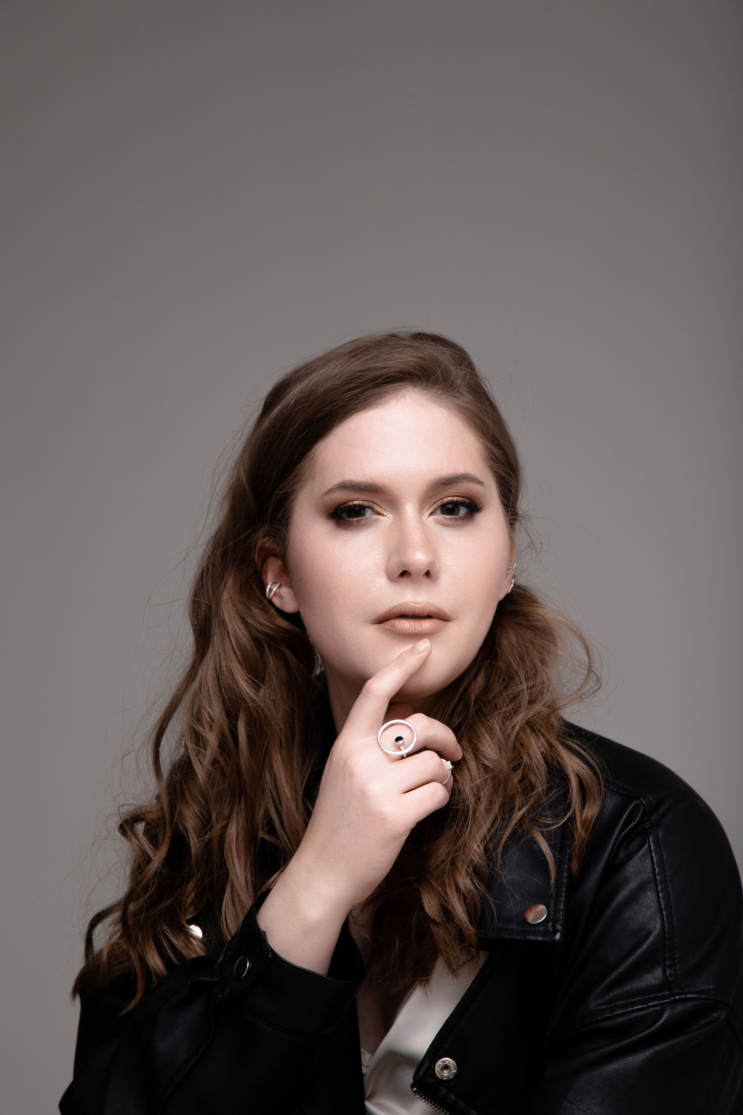 Женский портрет в студии на циклораме. Фотограф Денис Лесковский (Тюмень)