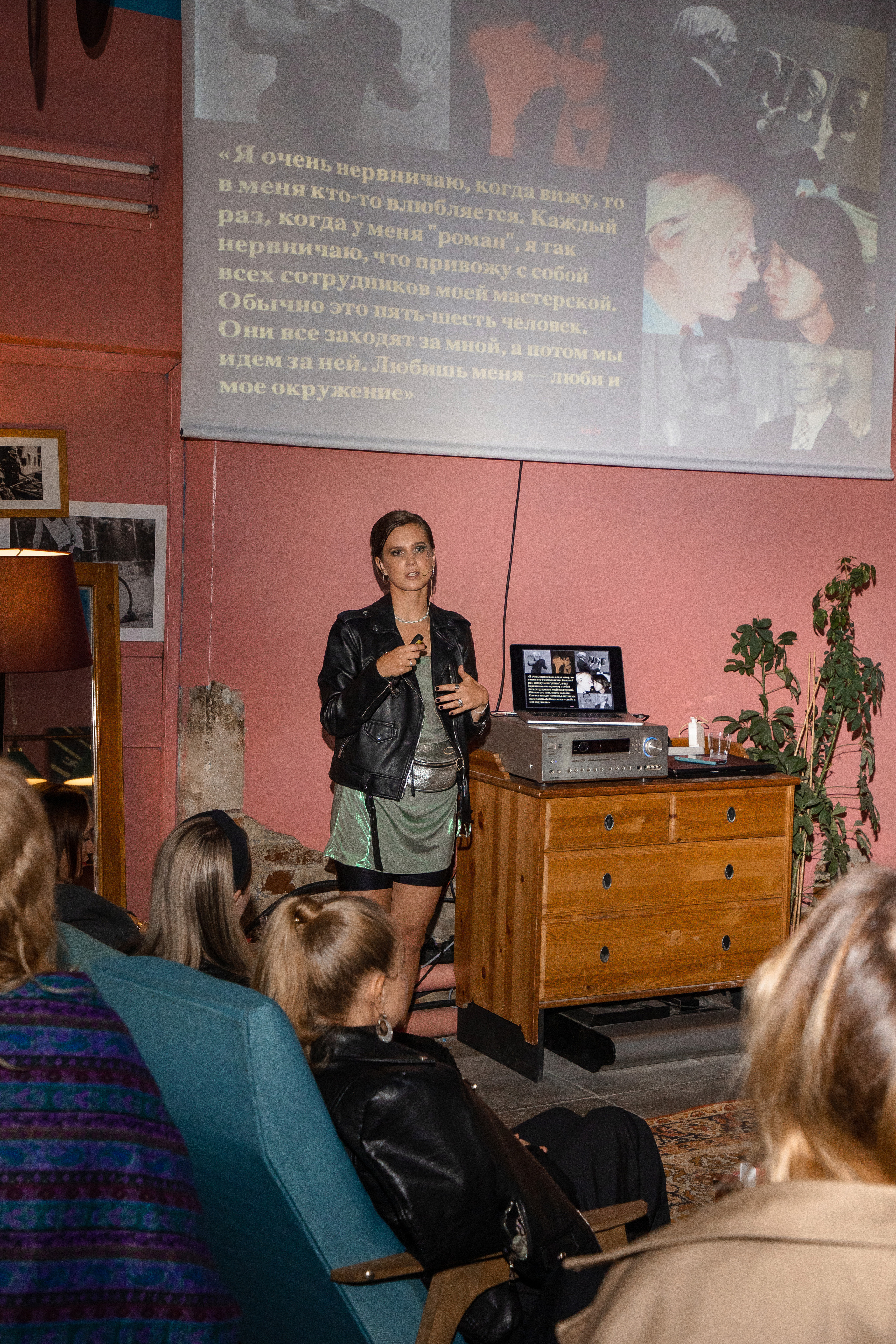 2022-06-29 Лекция Марии Барковой (Энди Уорхол). Фотограф Денис Лесковский (Тюмень)