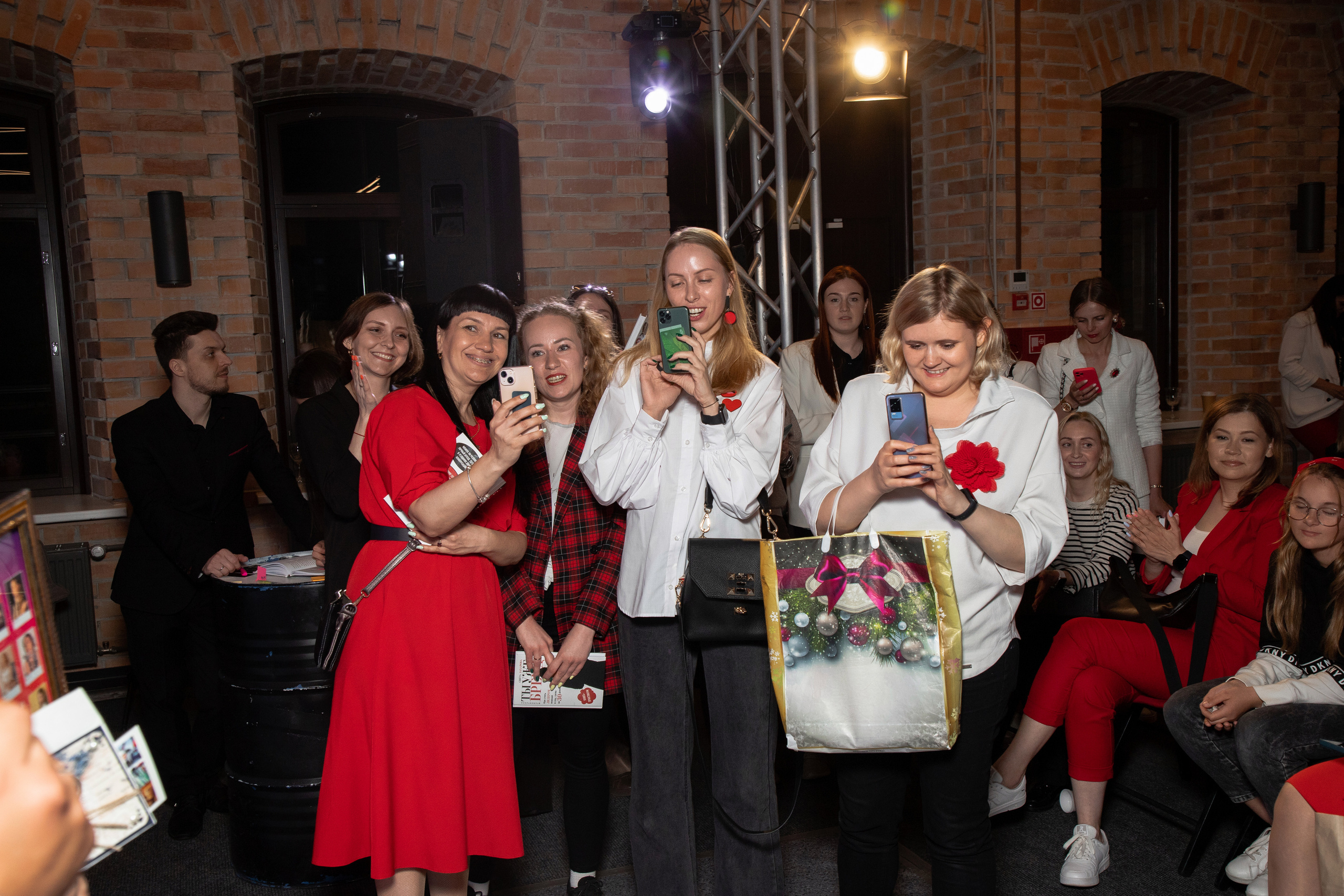 Презентация книги Светы Захаровой "Ты уже бренд". Фотограф Денис Лесковский (Тюмень)