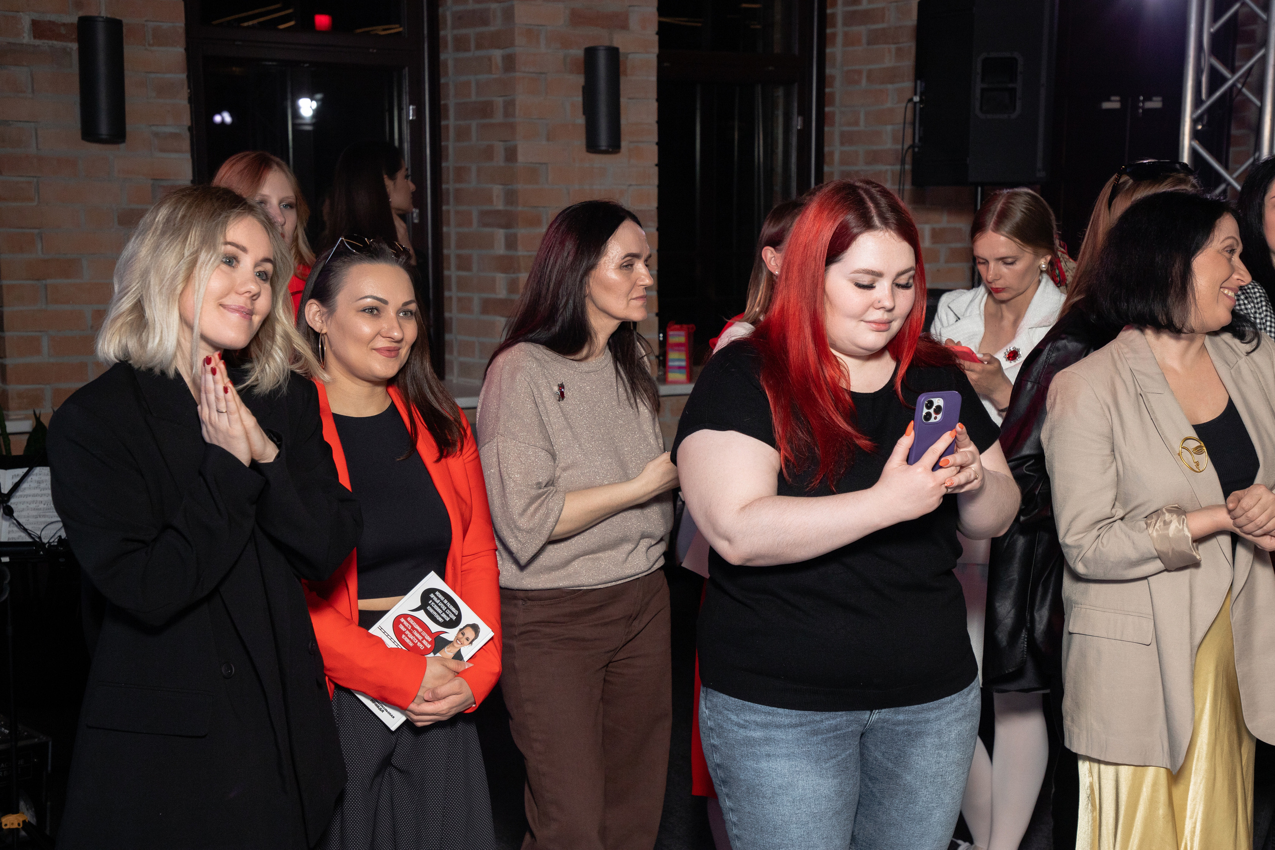 Презентация книги Светы Захаровой "Ты уже бренд". Фотограф Денис Лесковский (Тюмень)