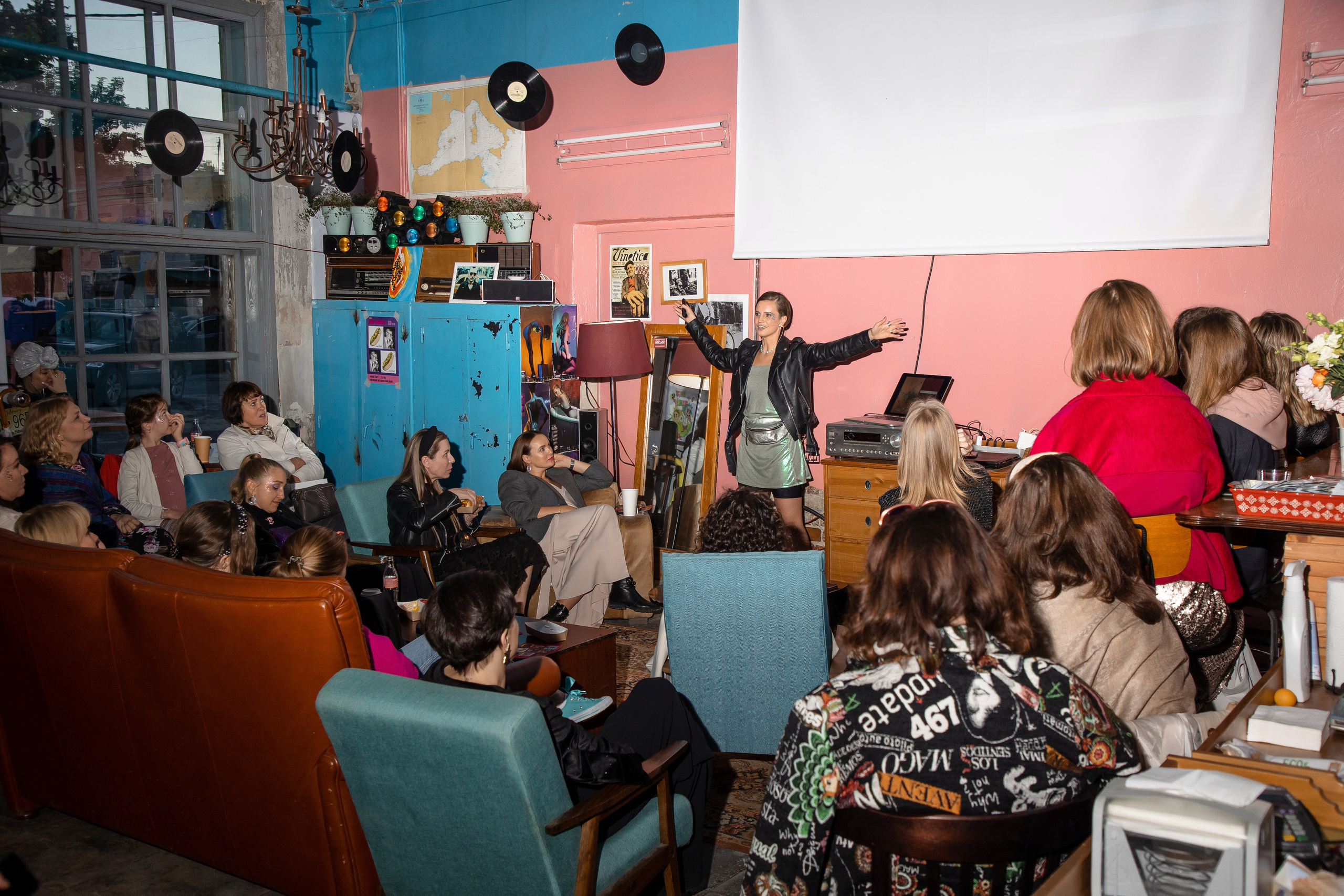 2022-06-29 Лекция Марии Барковой (Энди Уорхол). Фотограф Денис Лесковский (Тюмень)