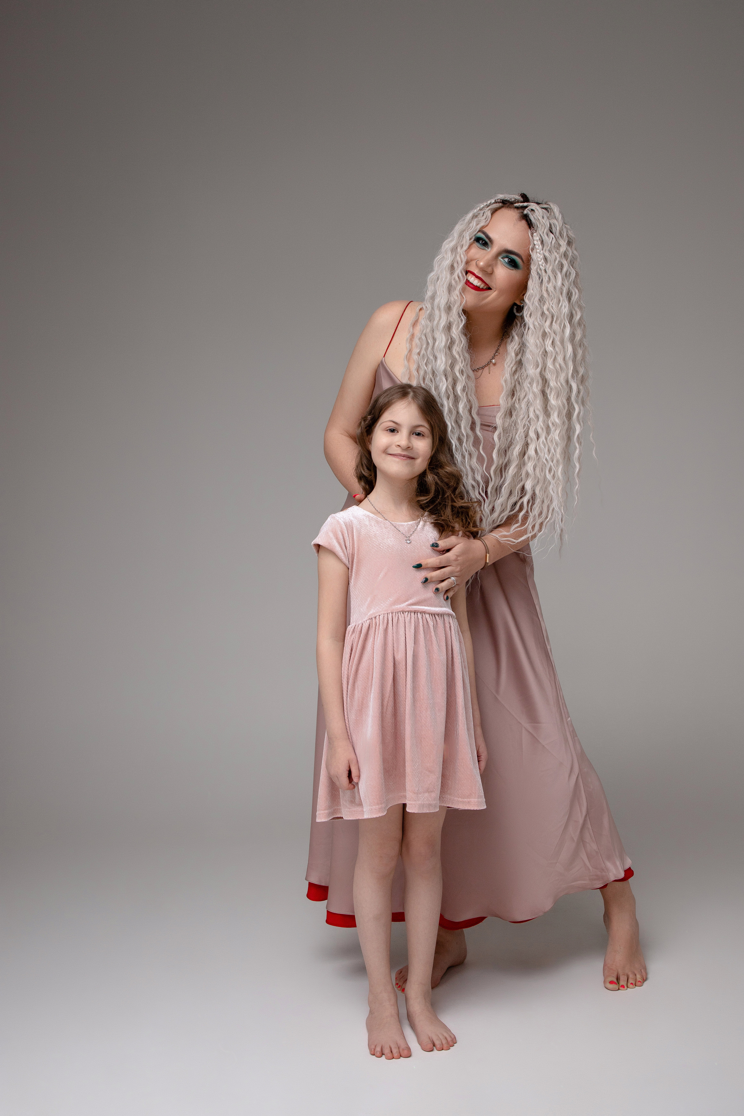 Фотосессия мамы и дочки на циклораме в Тюмени. Фотограф Денис Лесковский (Тюмень)