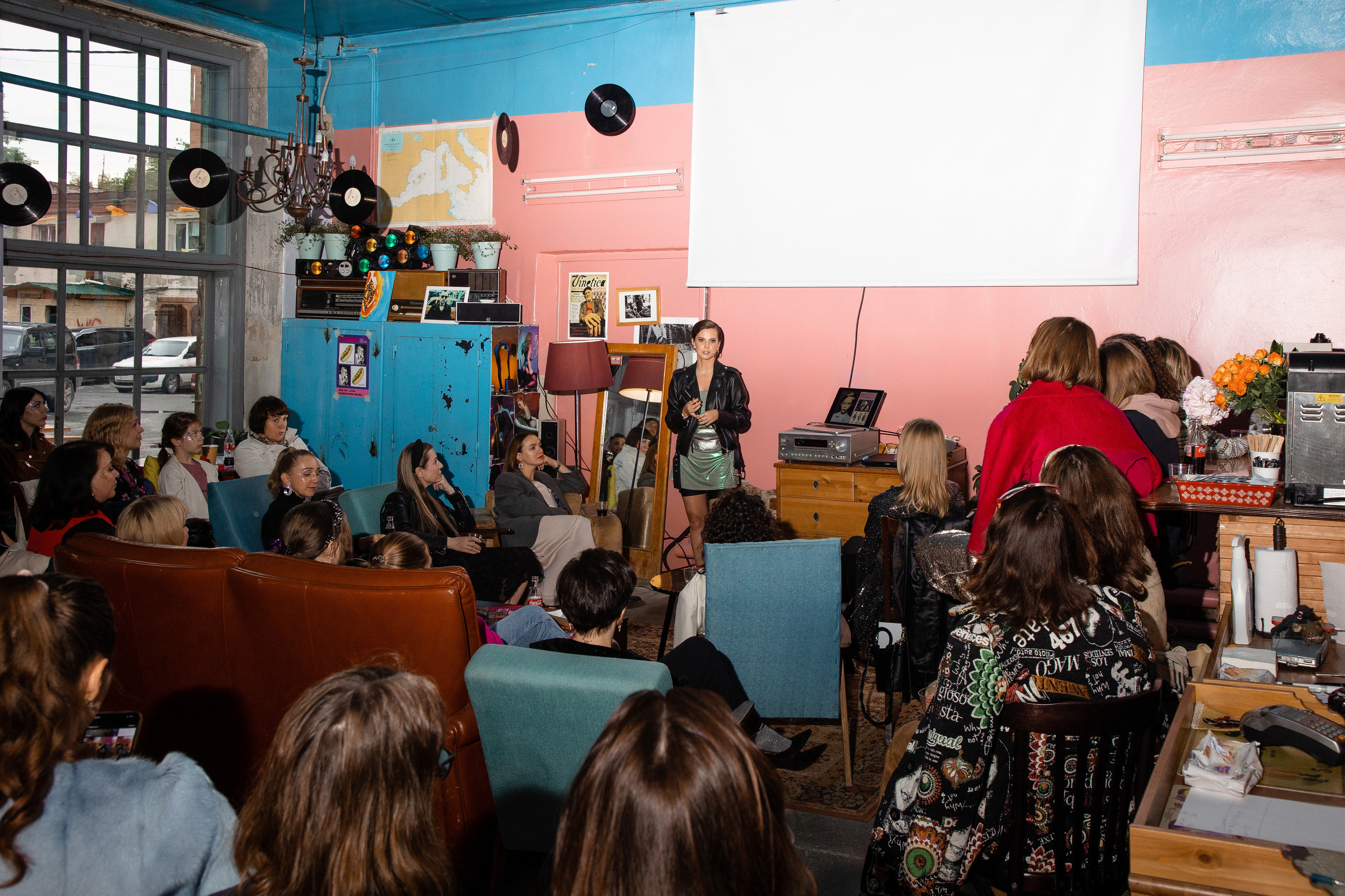 2022-06-29 Лекция Марии Барковой (Энди Уорхол). Фотограф Денис Лесковский (Тюмень)