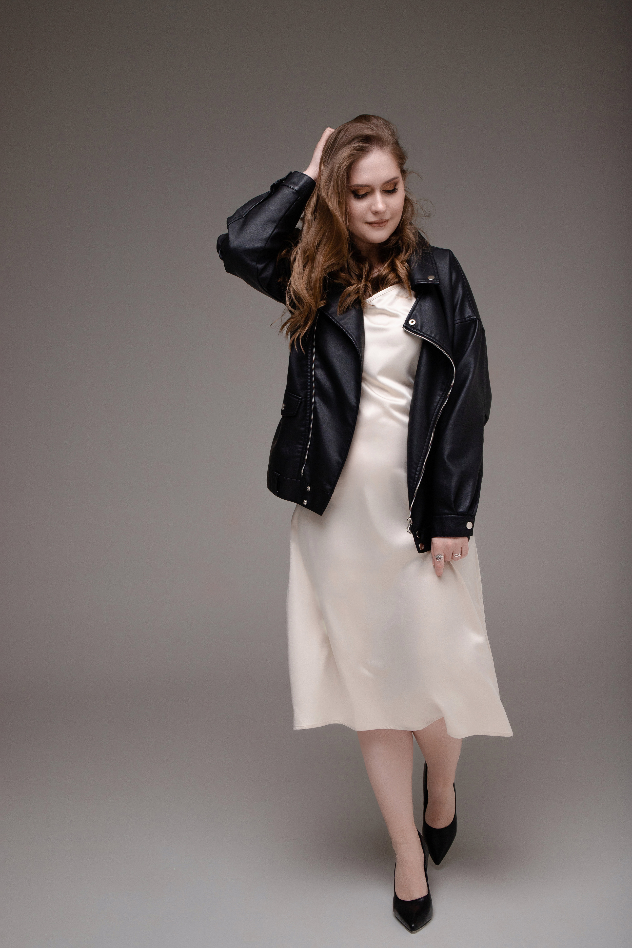 Женский портрет в студии на циклораме. Фотограф Денис Лесковский (Тюмень)