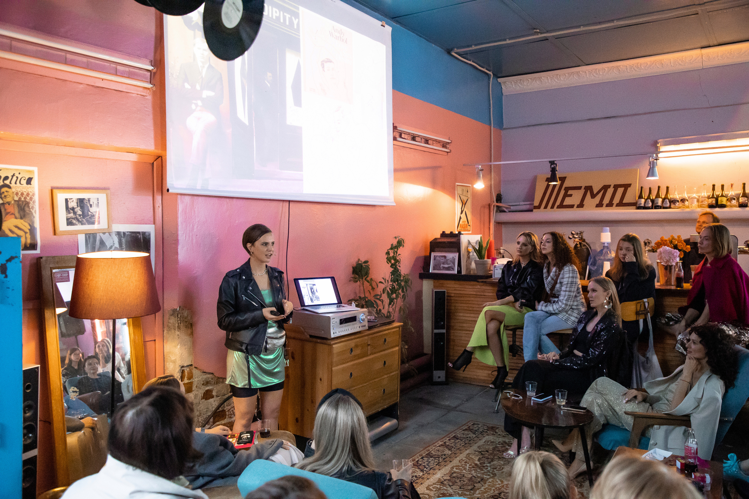 2022-06-29 Лекция Марии Барковой (Энди Уорхол). Фотограф Денис Лесковский (Тюмень)