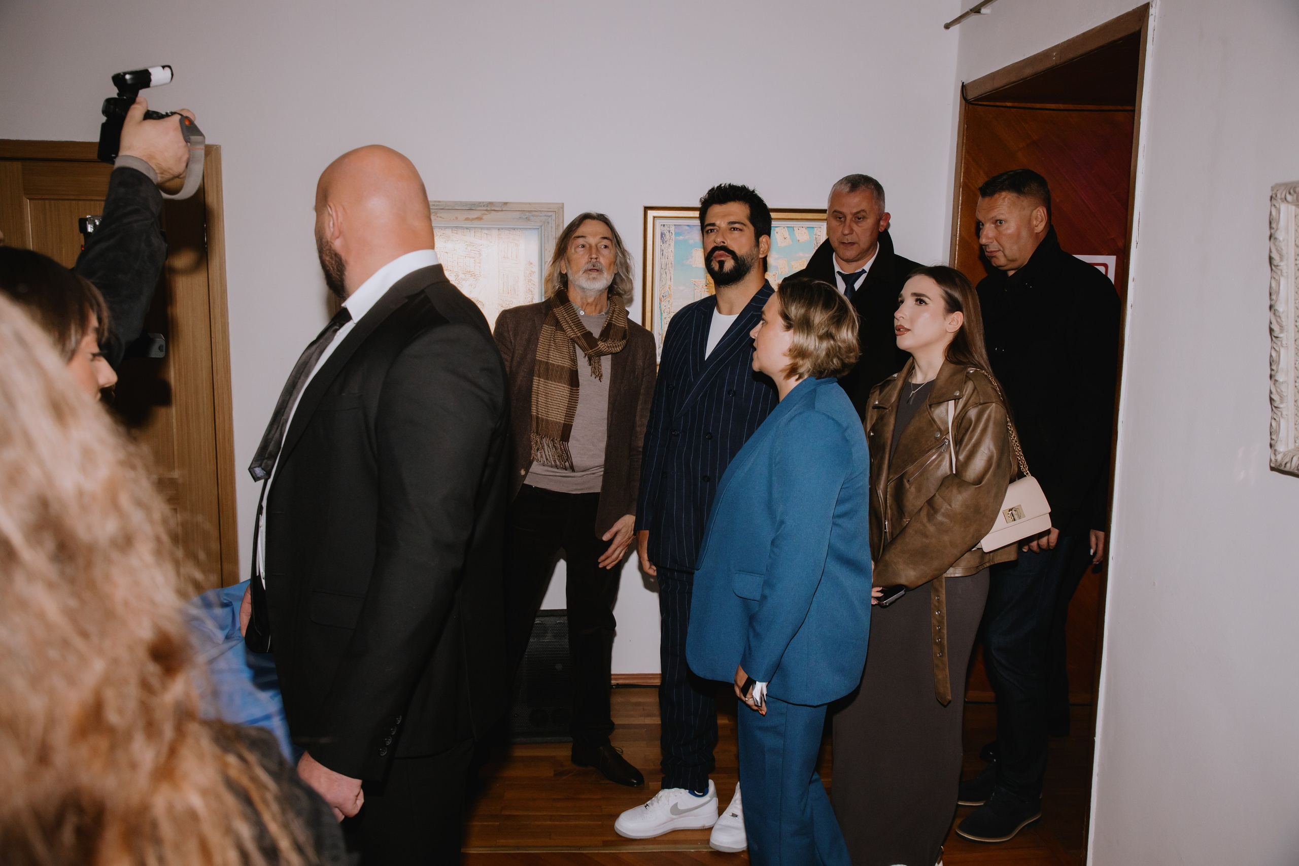 Бурак Озчивит посетил выставку Никаса Сафронова. Фотограф в Москве и Санкт-Петербурге Дарина