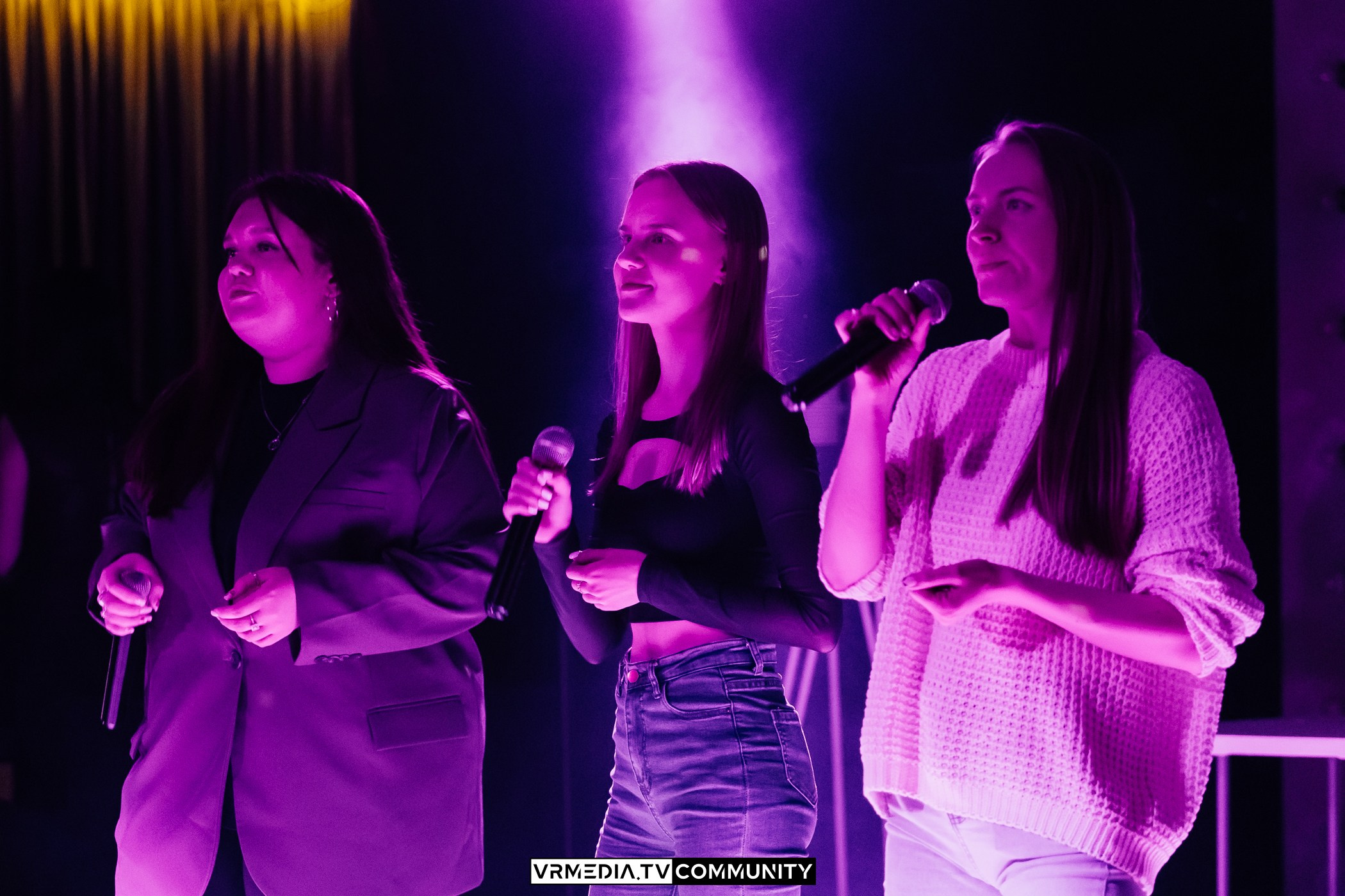 Караоке-бар «Volna»: Мир, труд, май, запевай