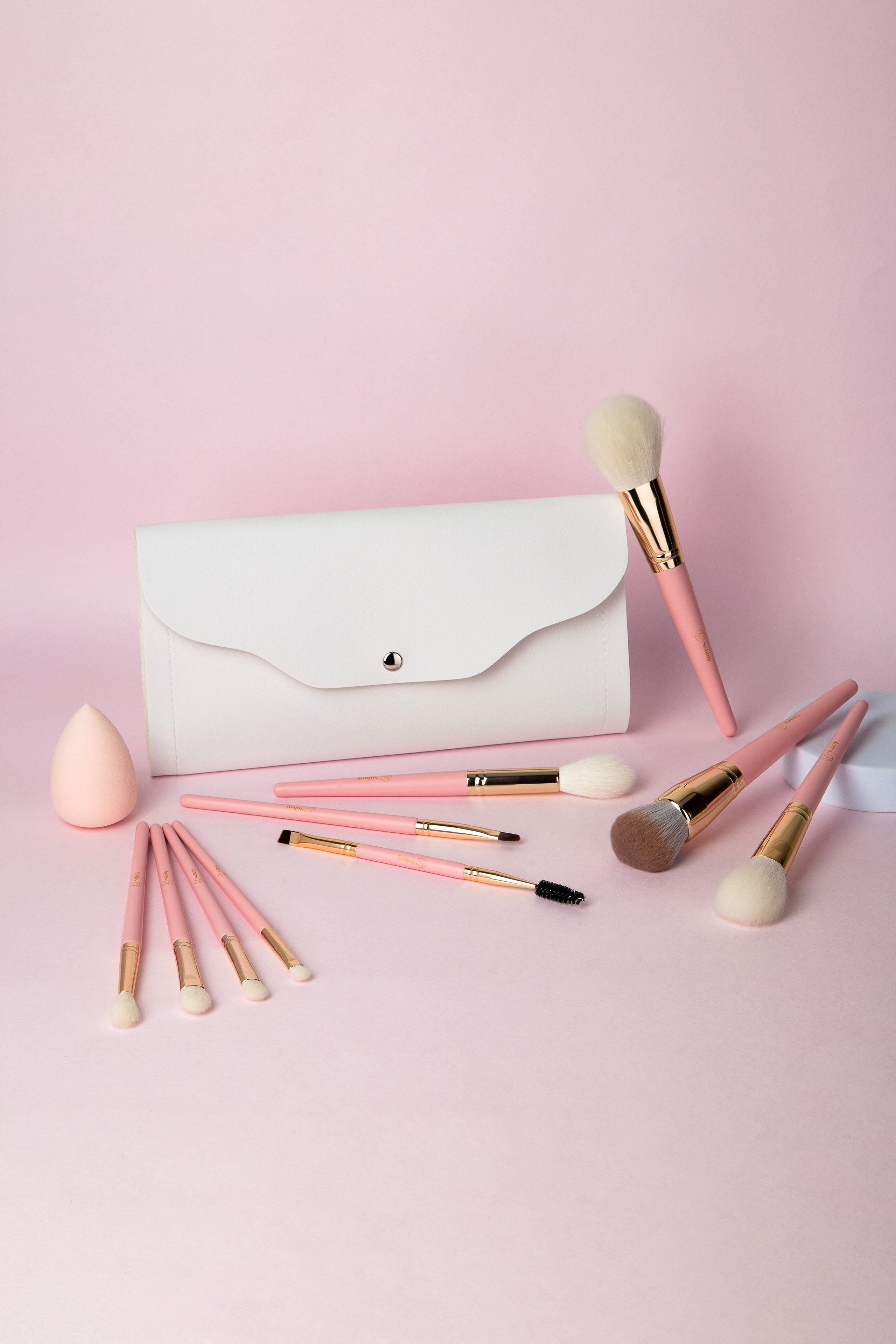 Профессиональная предметная съемка кистей для макияжа для маркетплейсов. Фотограф Анна Татаурова | Авторская фотосъемка в Москве