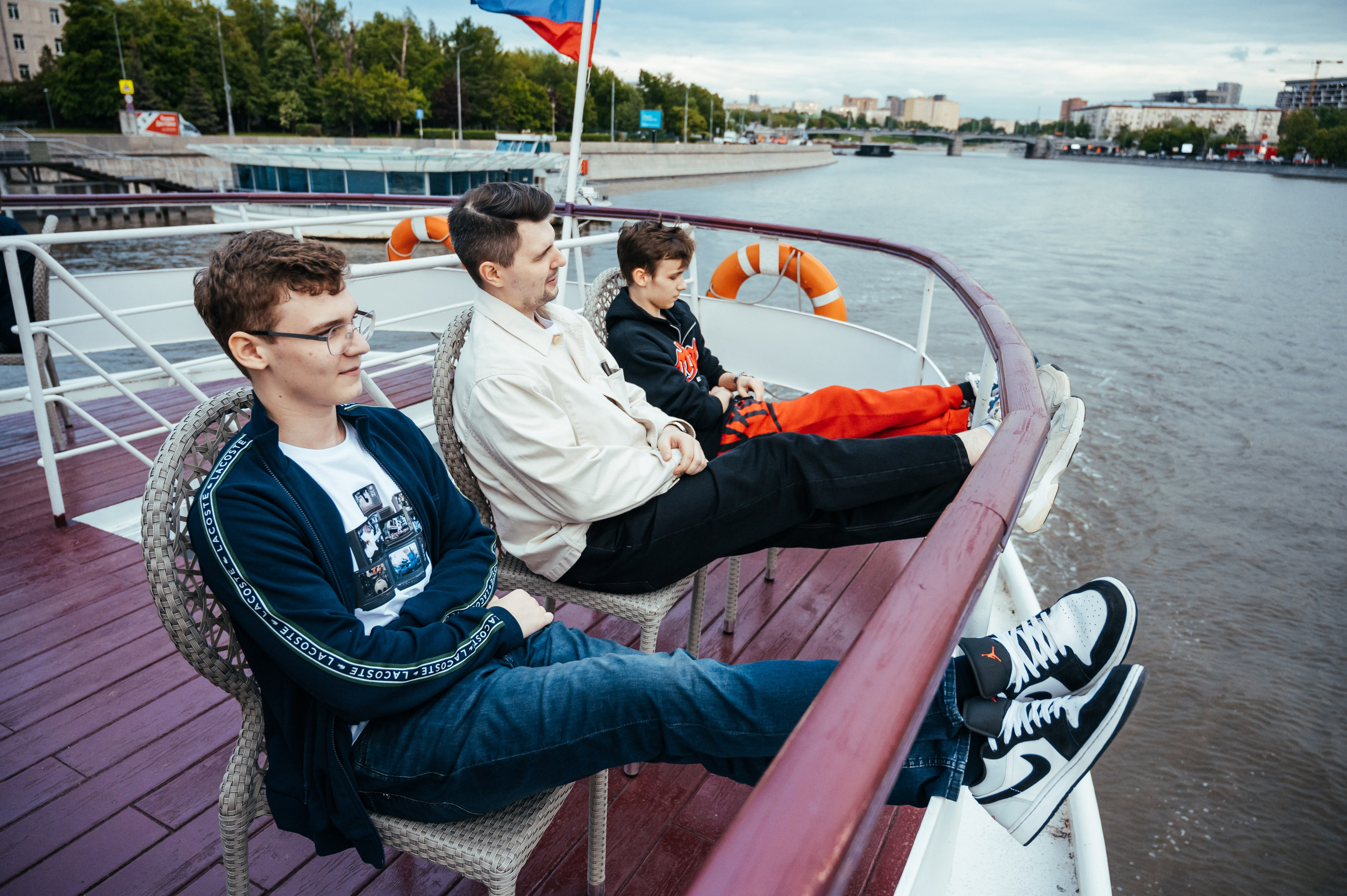 Последний звонок. Анастасия Петрович фотограф, фотокорреспондент в Москве и Санкт-Петербурге. Фотосъёмка репортажа, мероприятия, корпоративная съёмка, контент