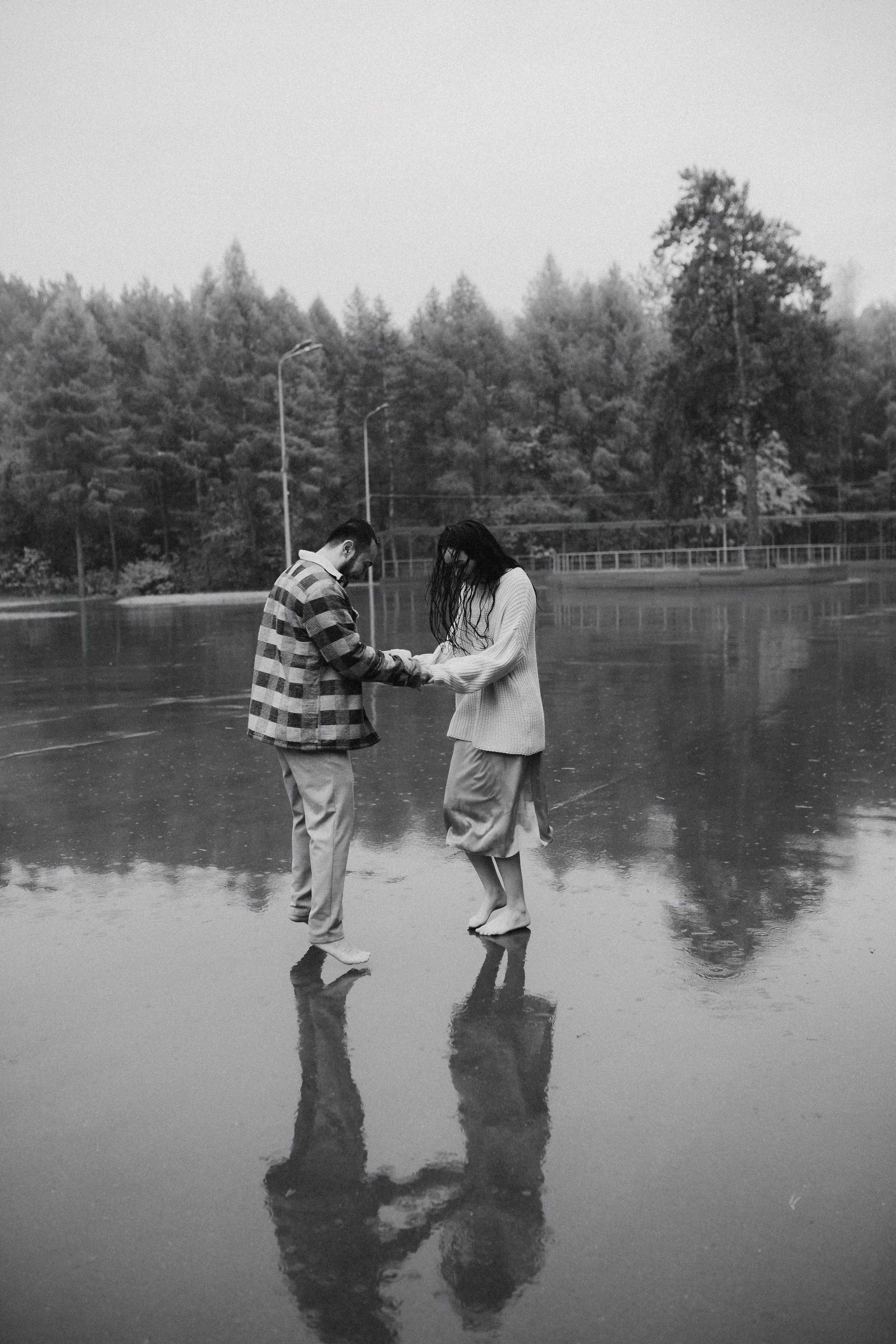 Бегать по сентябрьским лужам вдвоём. Свадебный фотограф Новосибирск