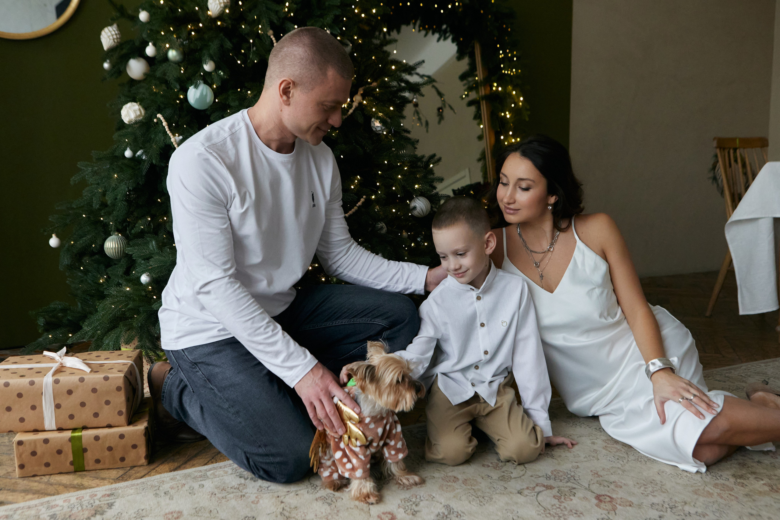 новогодняя семейная фотосессия в студии с сыном и собакой, семейный фотограф в Москве