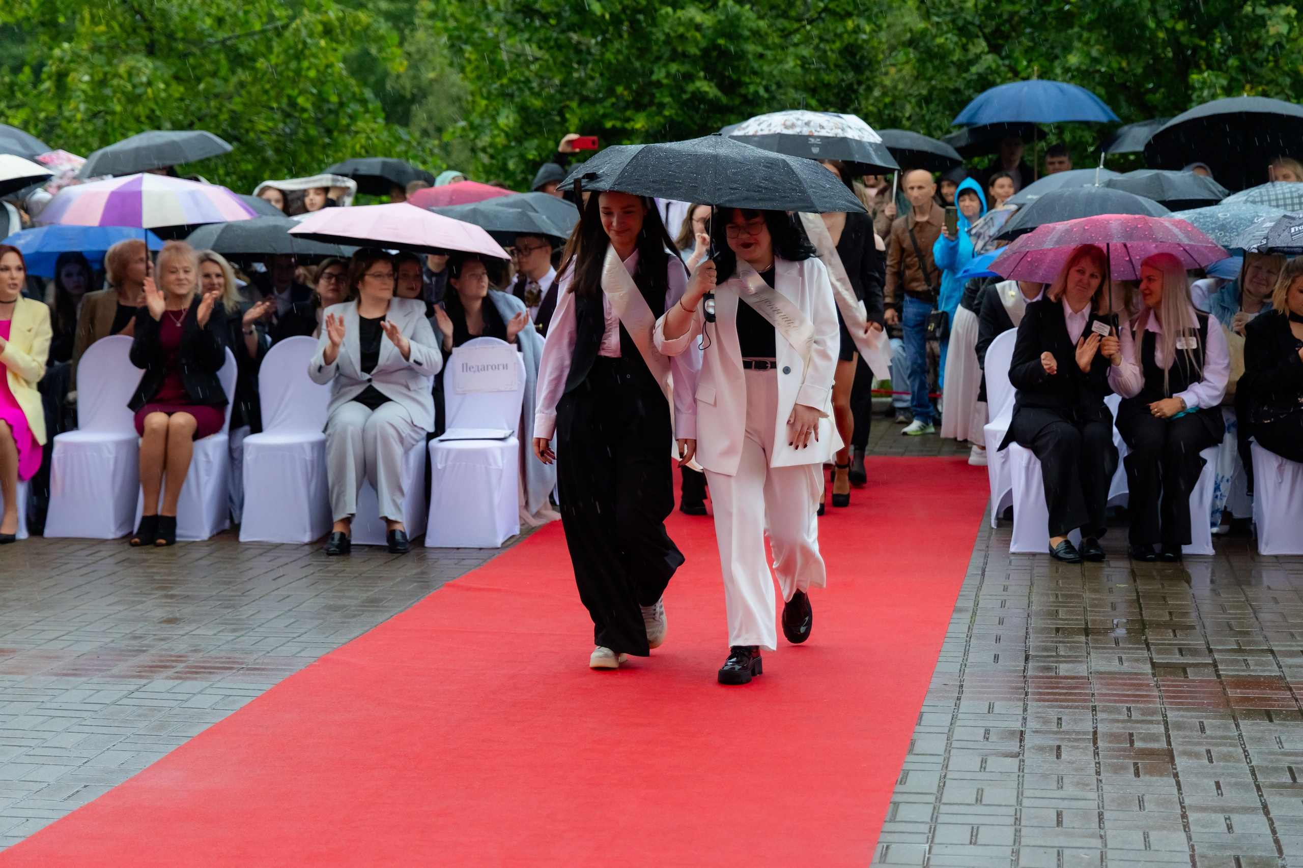 Школьный выпускной 2025 год в Минске, Беларуси. Свадебный фотограф в Минске/Беларуси Сергей Спиридонов