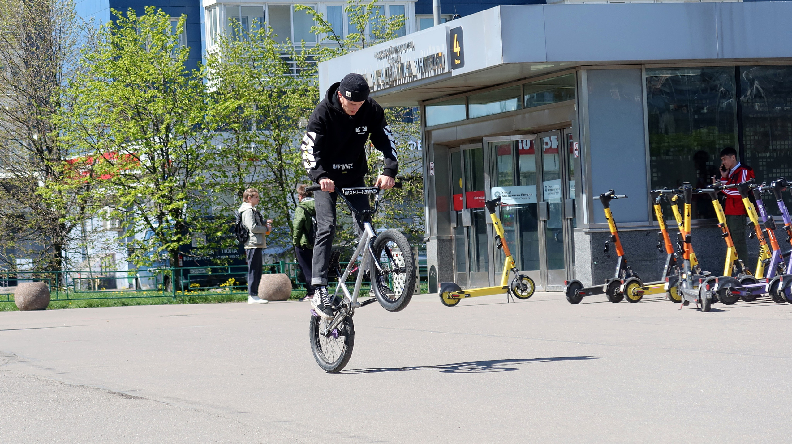 Улица, люди, жизнь…