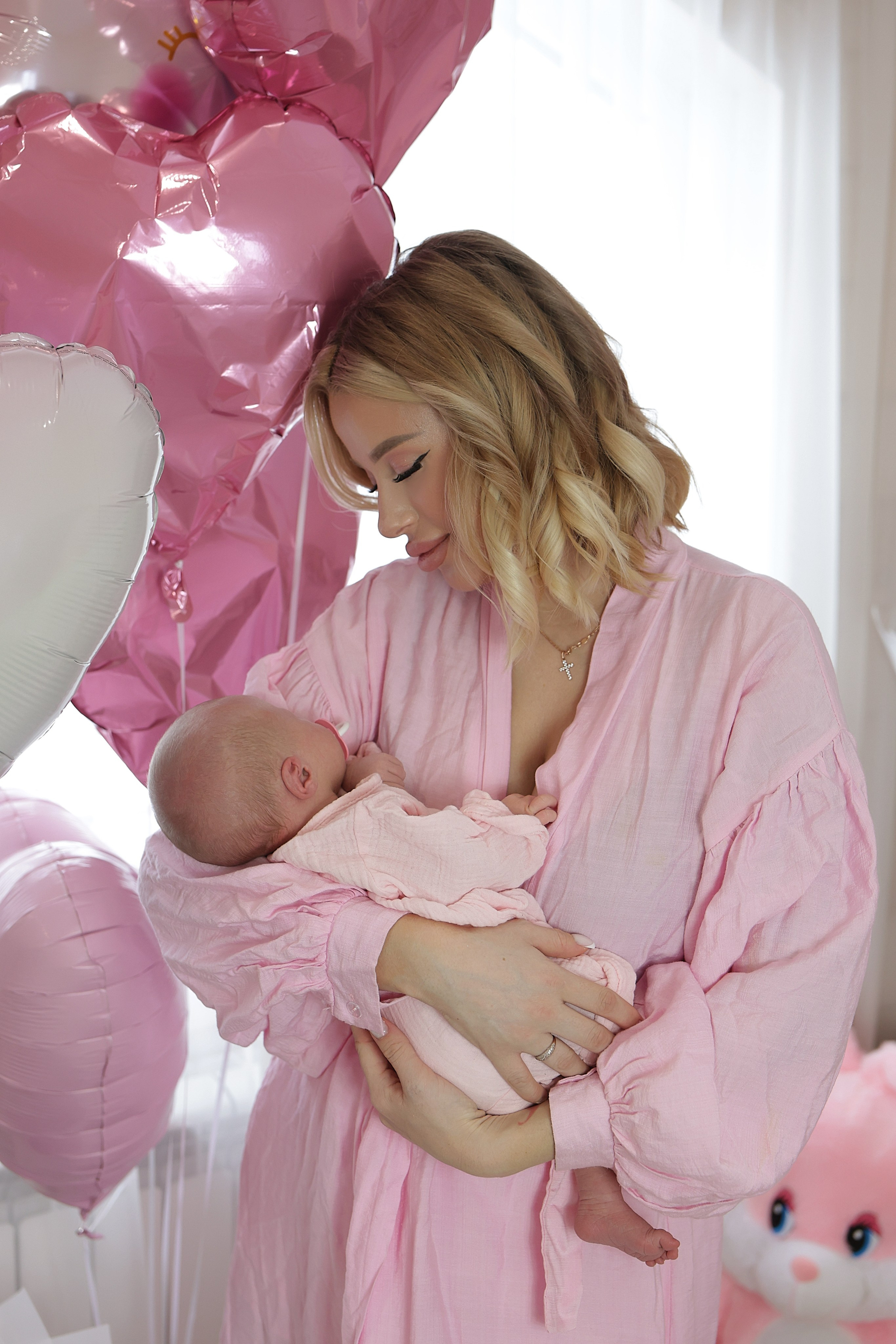 Съемка в стиле ньюборн с мамой. Фотосъемка выписки из роддома в Москве, заказать фотографа на выписку ньюборн съемка в роддоме newborn фотограф в Юдино