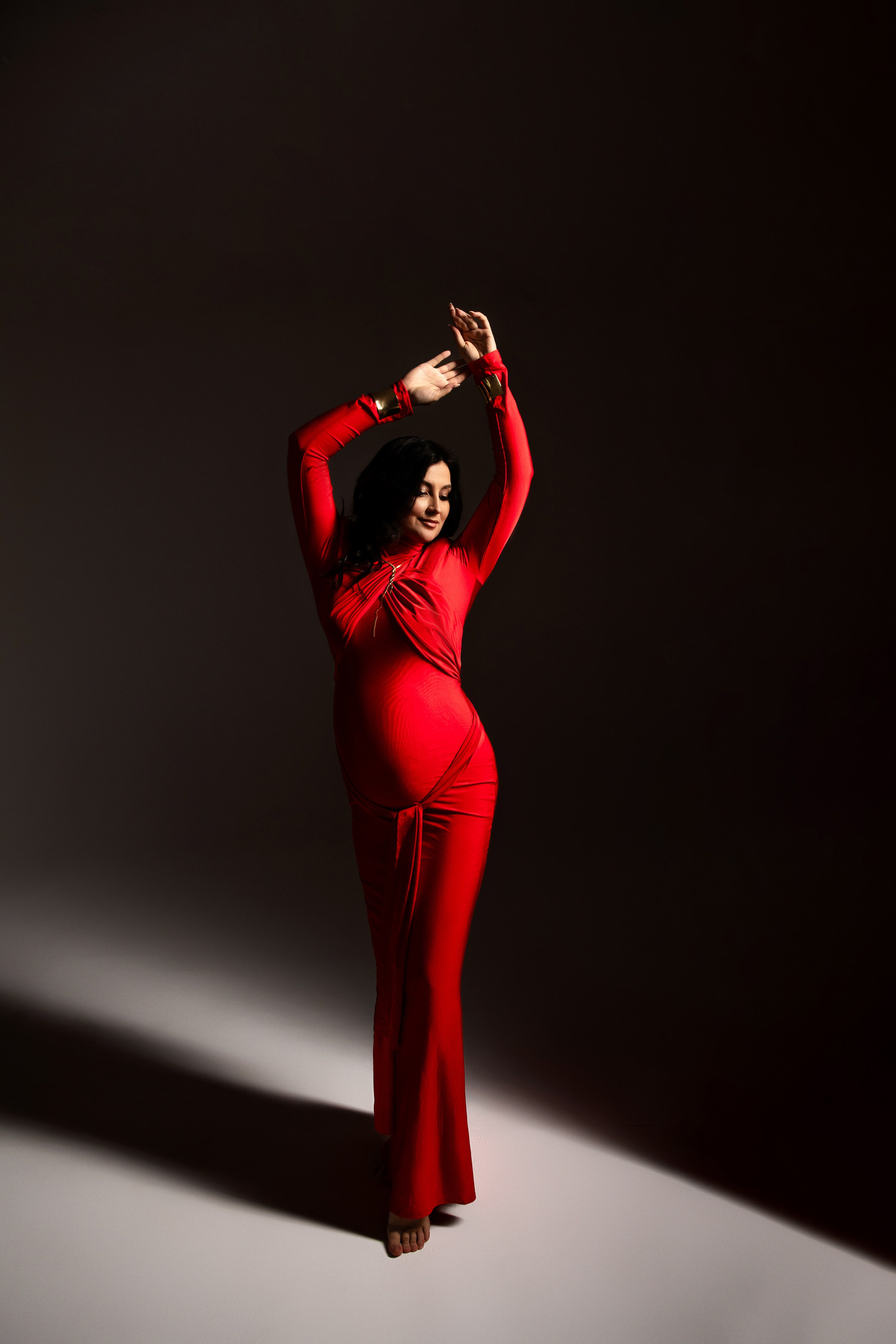Красное платье с драпировкой. Фотограф Анна Качан