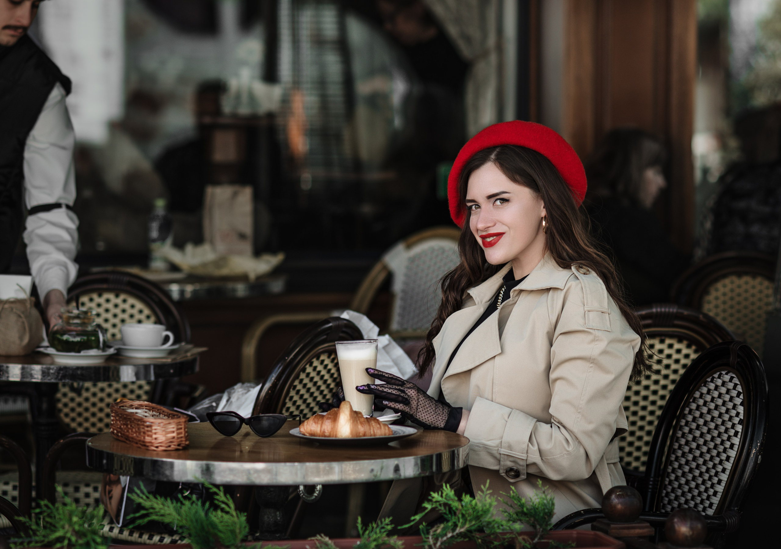 Портретная фотосессия в городе. Красивая девушка в кафе. Фотограф в Симферополе и по Крыму Ольга Топоривская.