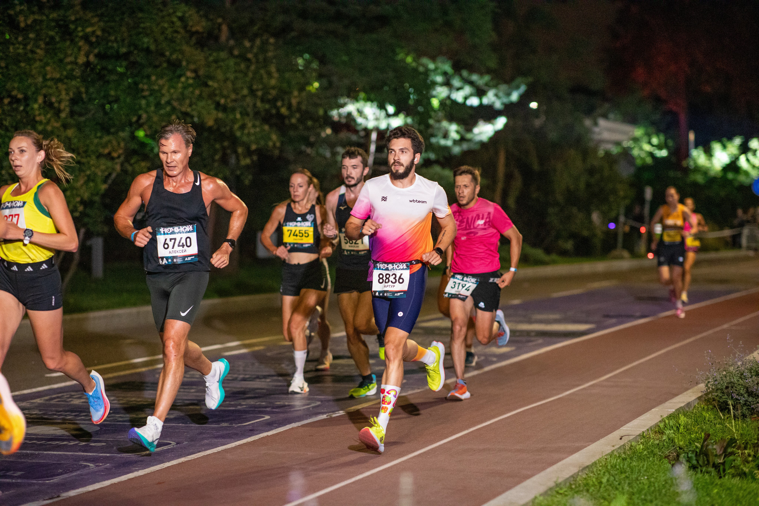 Ночной забег в ленте фотографий бегунов 03.08.24. Фотограф Сергей Ловкий