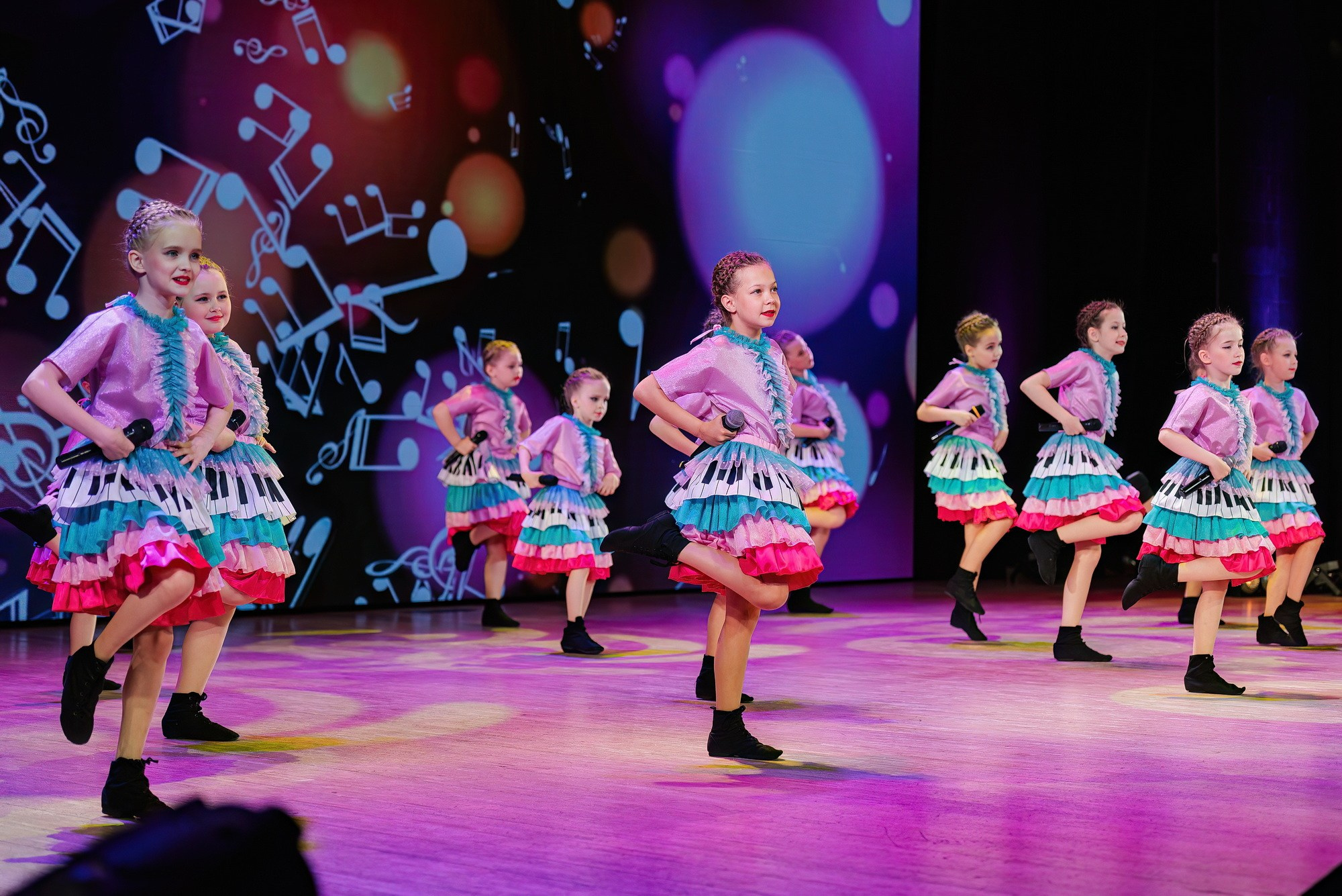 Отчетный концерт Образцового коллектива Алтая театра эстрадной песни «Созвездие». Свадебный и репортажный фотограф Никита Сницарев в Барнауле