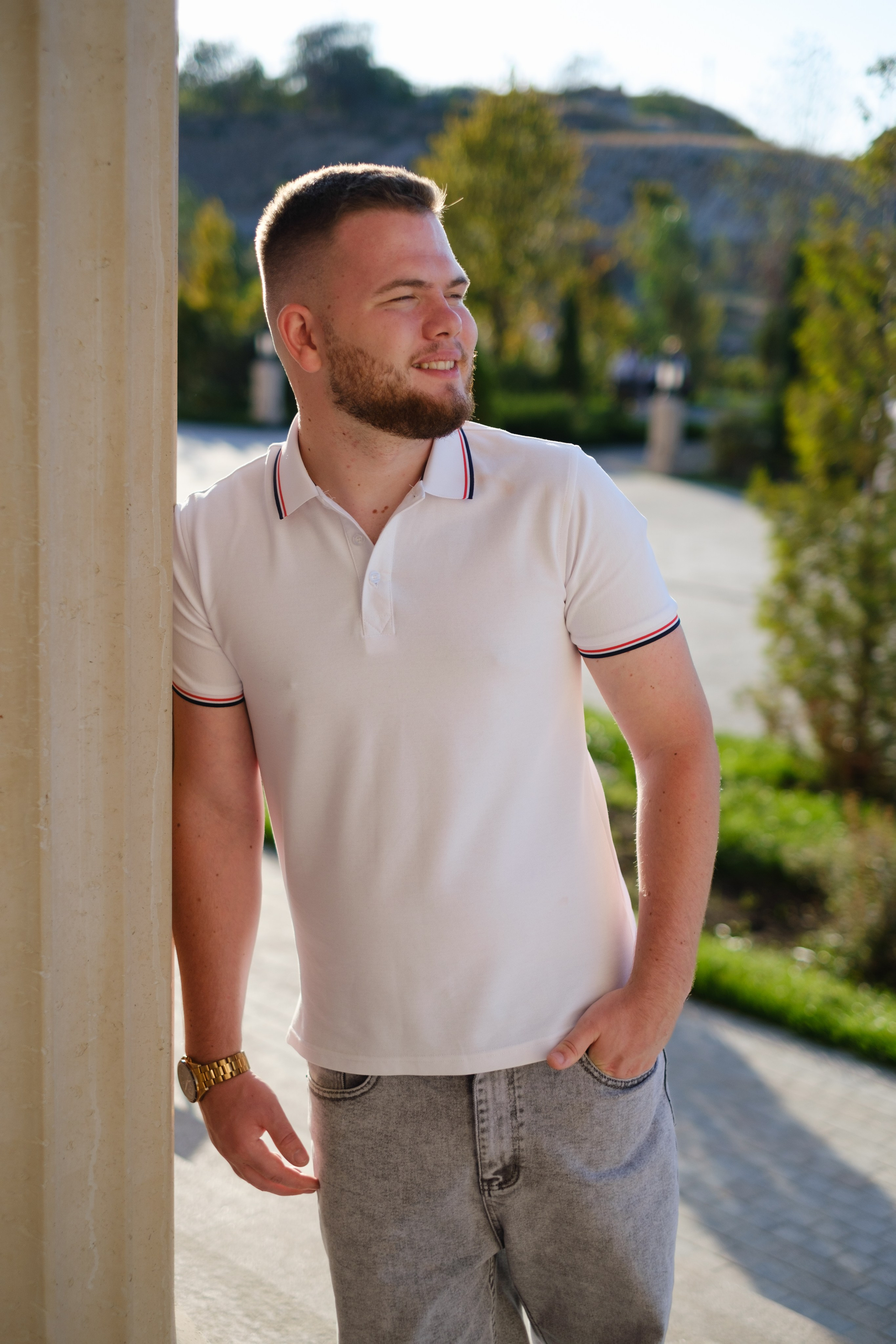 Портрет бородатого парня в белом поло в новом херсонесе