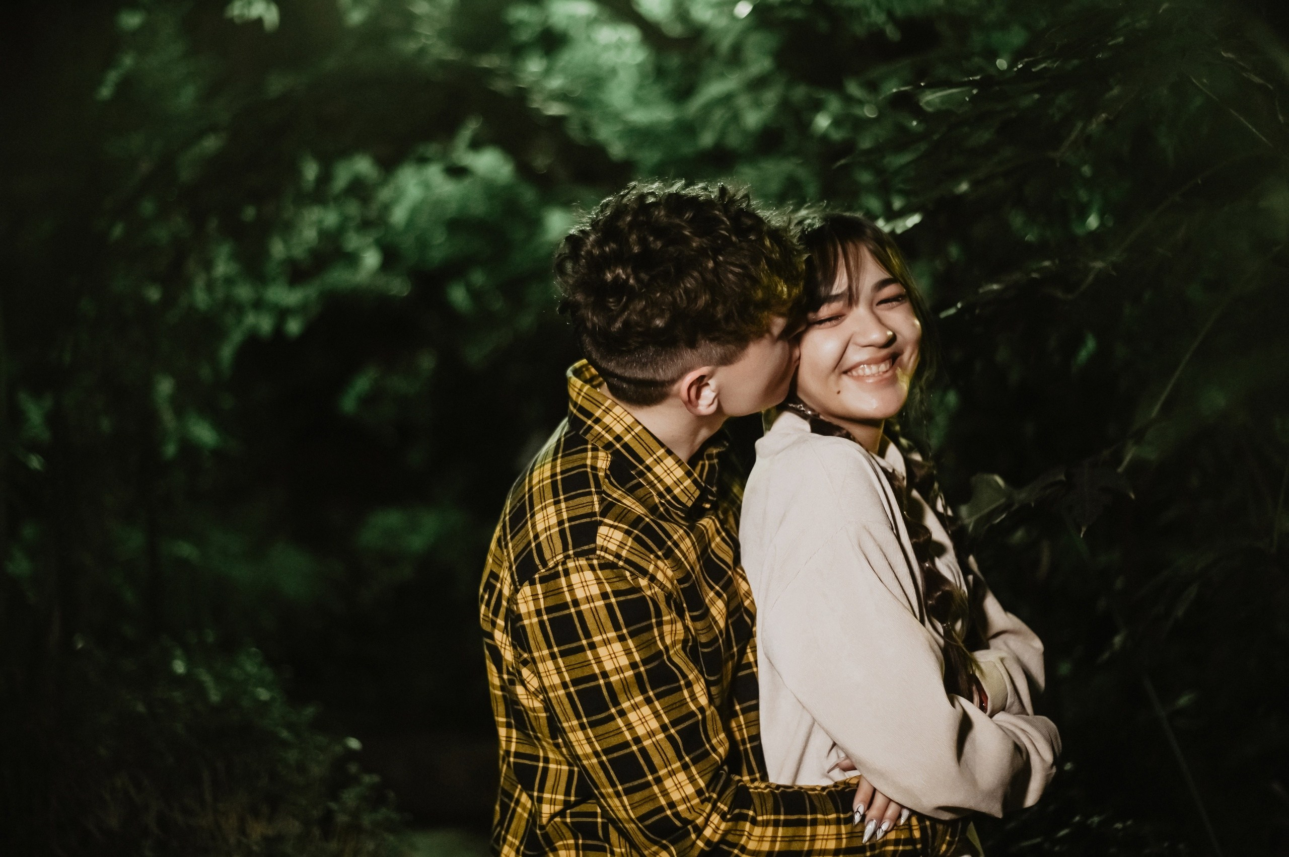 «Предложение руки и сердца» в ботаническом саду вечером. Семейный и свадебный фотограф в г. Уфа Динара