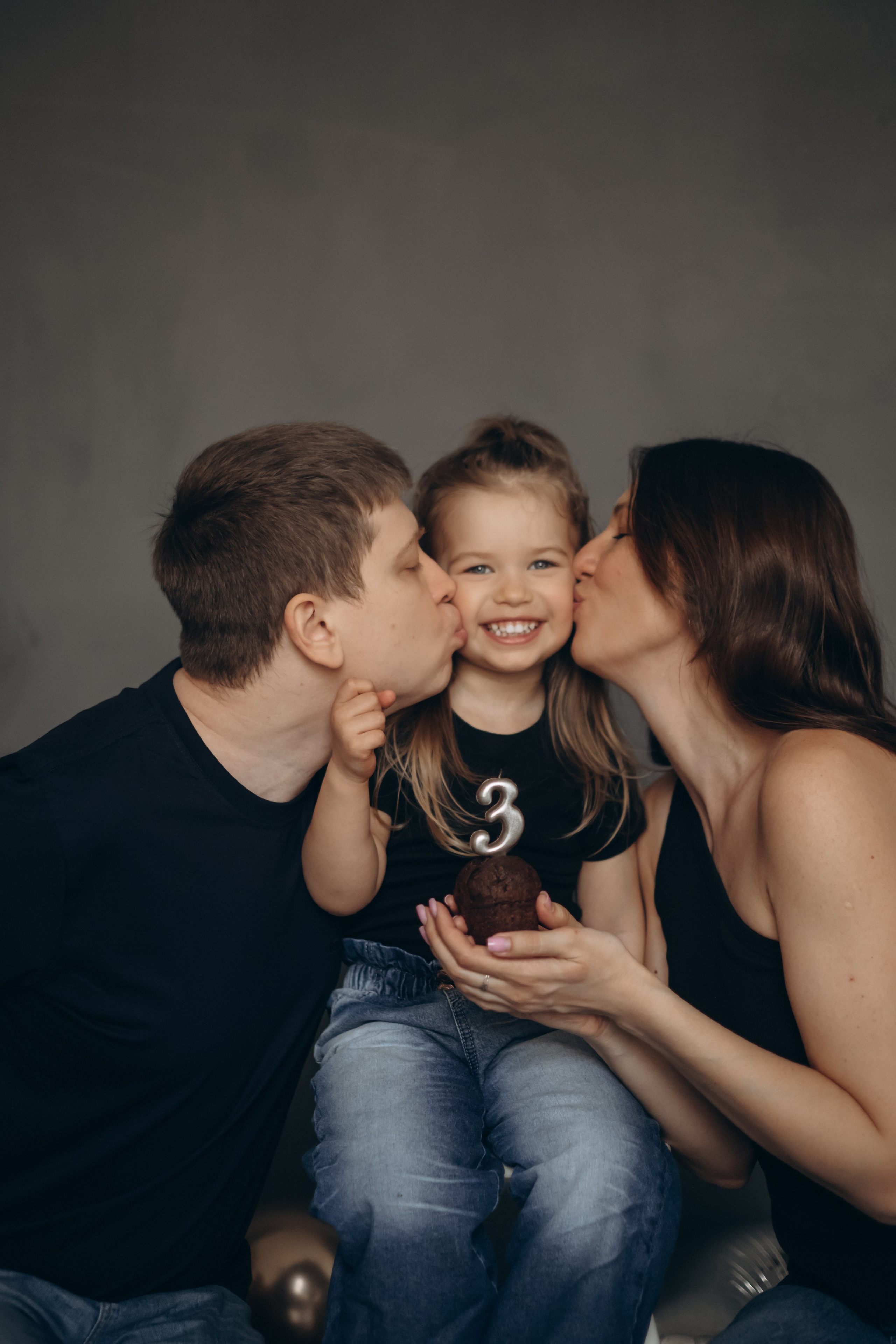 Фотосессия «День рождения» в минималистичной студии. Фотограф Новосибирск Анна Рождественская