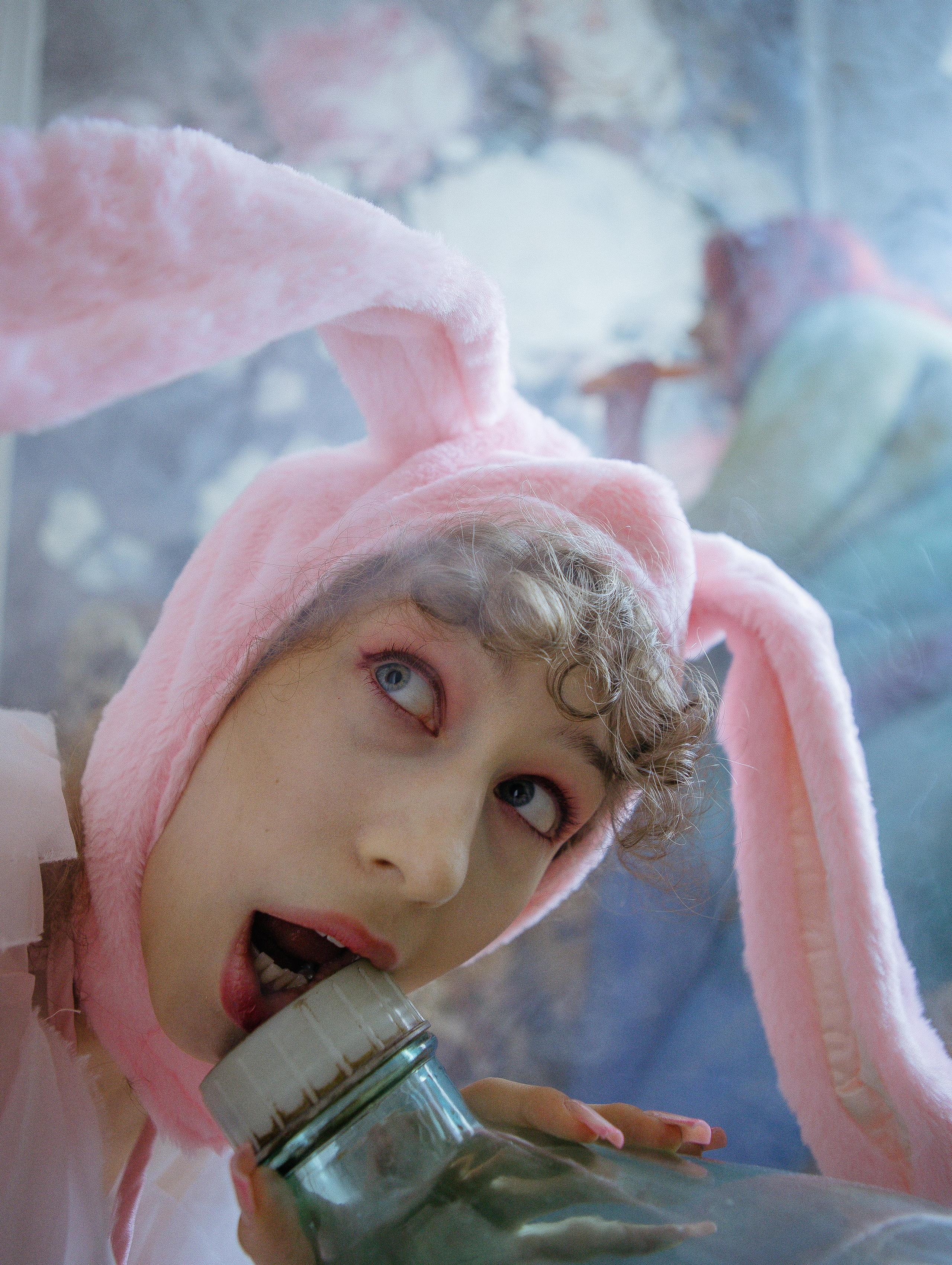 Современная фотография в стилистике fine art на которой изображена девушка в костюме кролика.