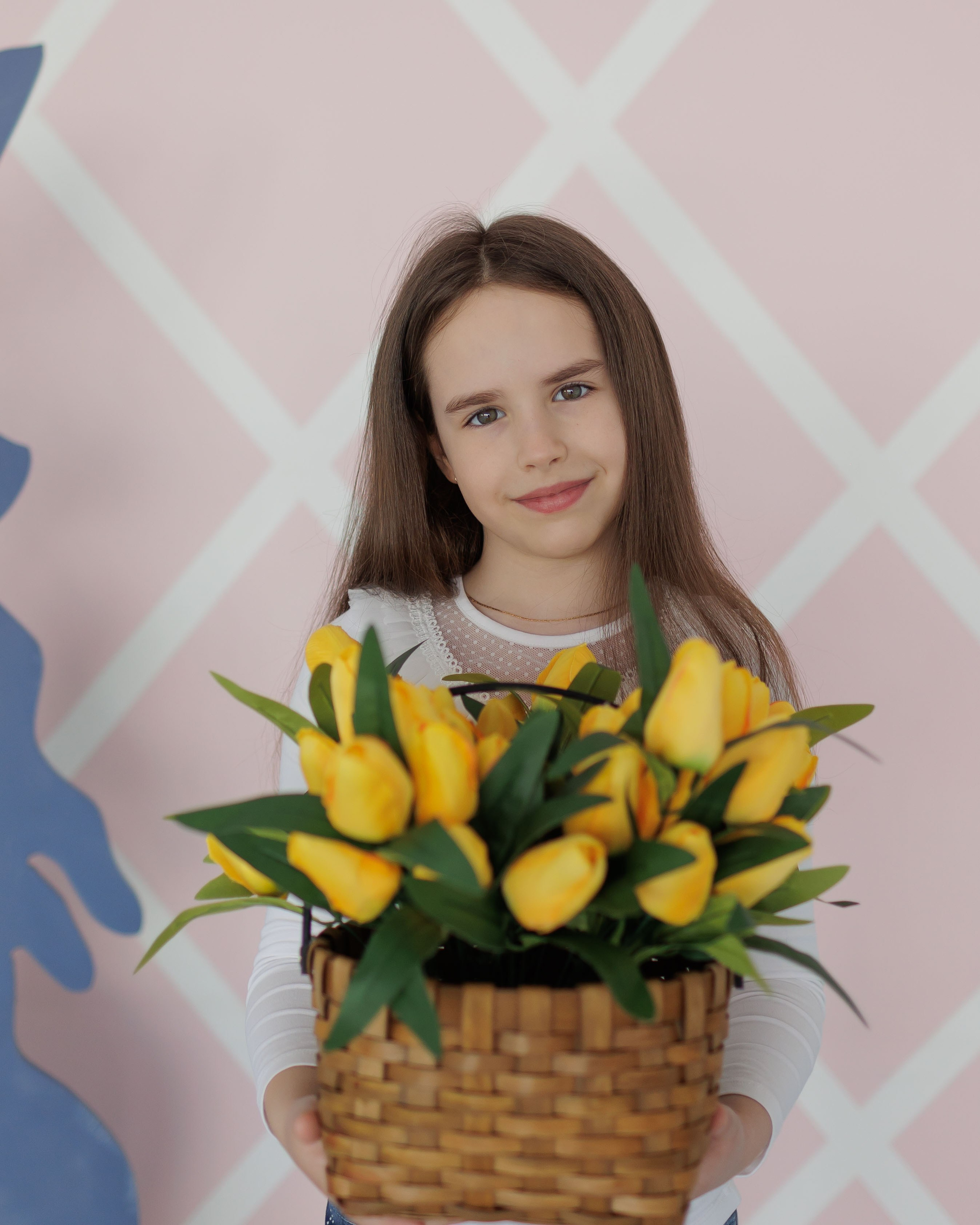 Девочка держит корзину тюльпанов