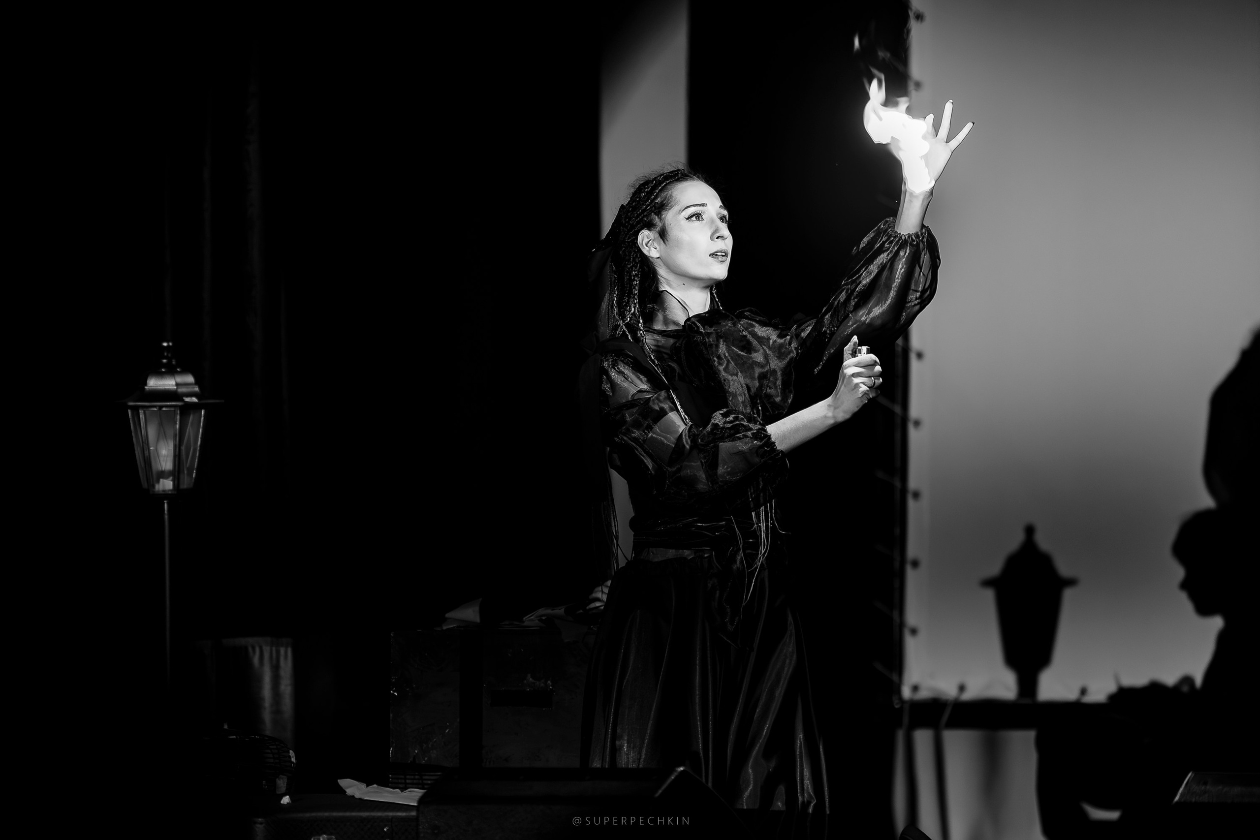 Сцена. Фотограф, видеограф и пилот квадрокоптера