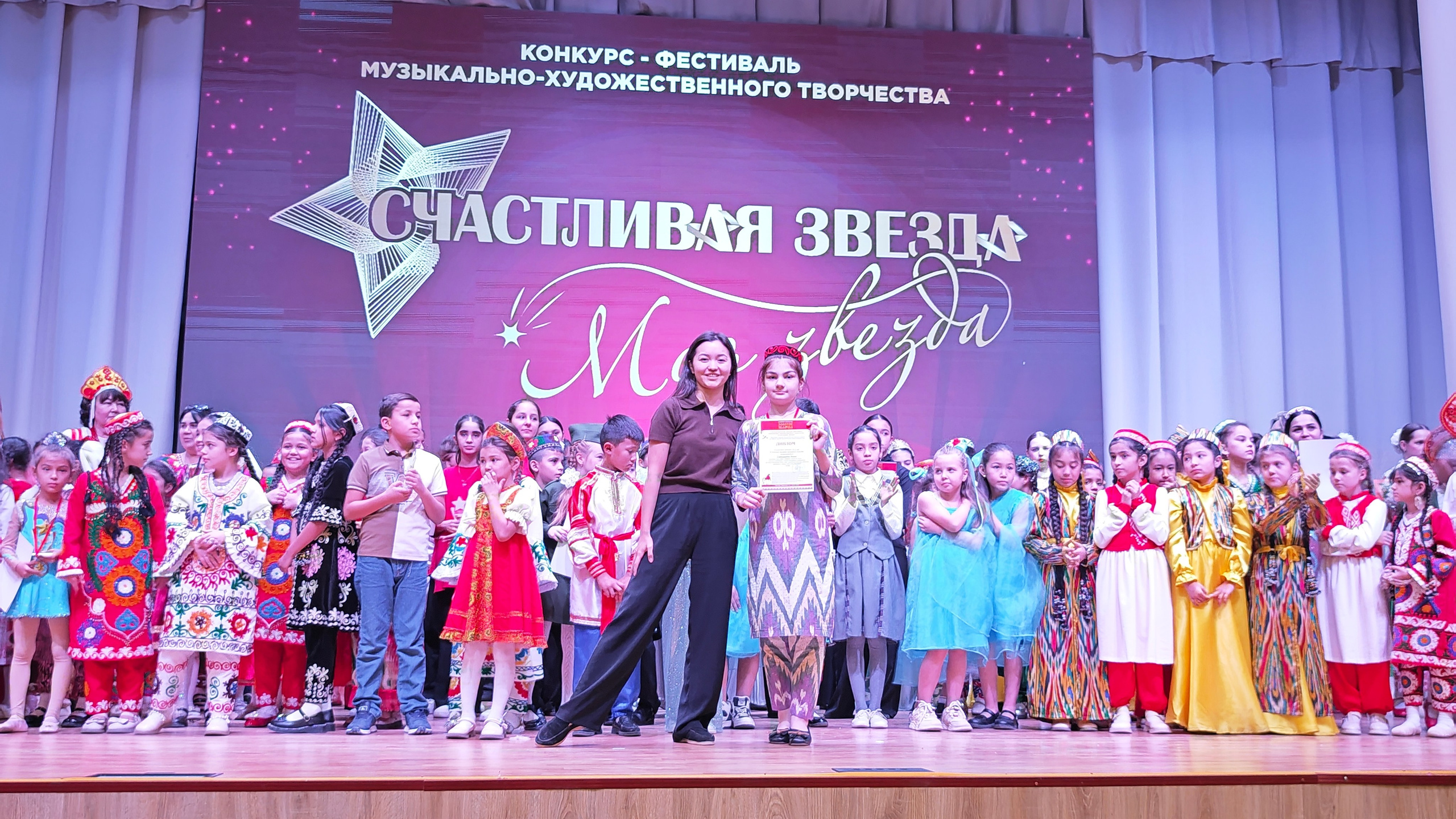 1 ноября 2025 г, г. Бохтар, Таджикистан. Золотое яблочко