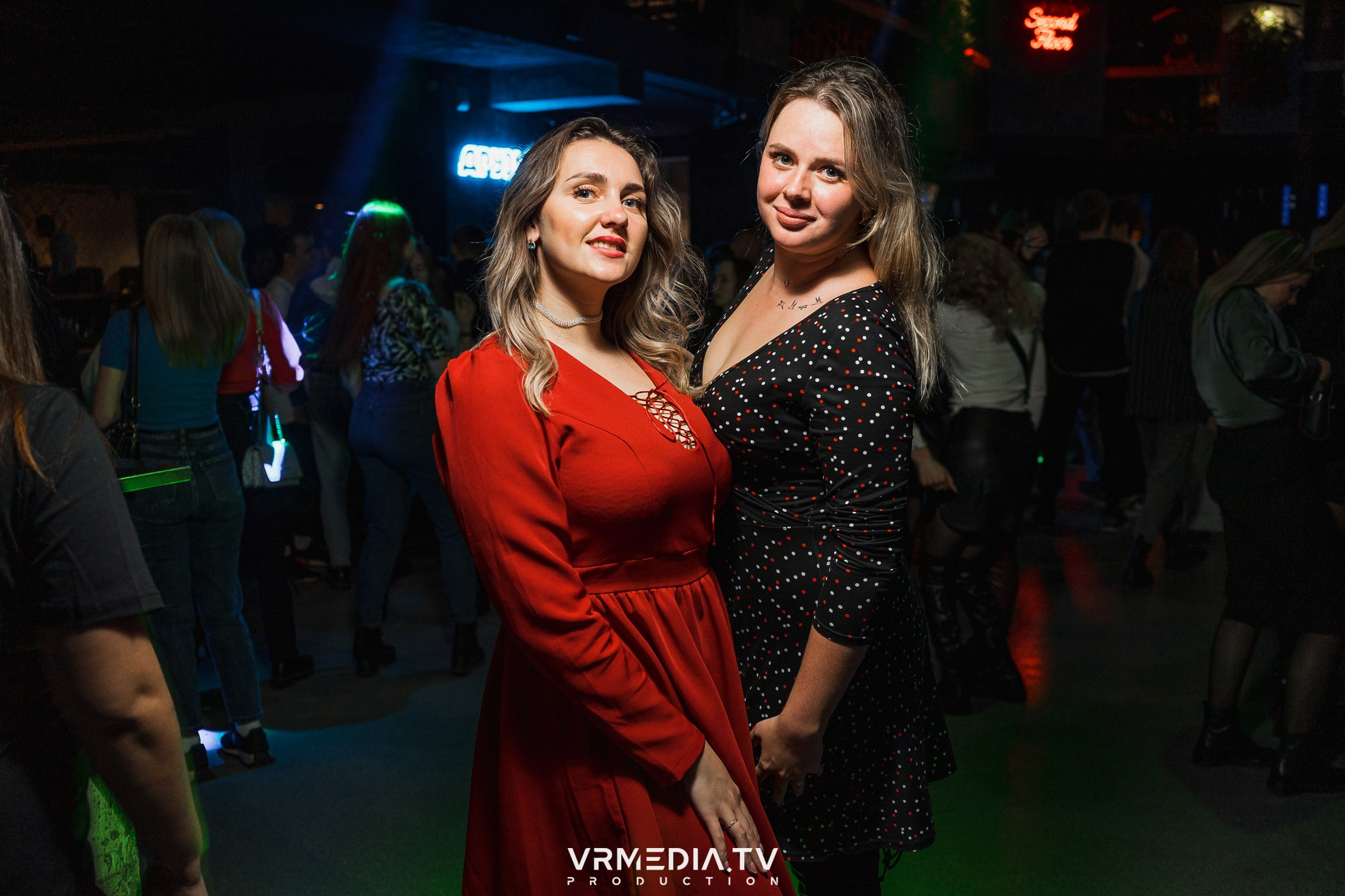 Бумажный дом в баре «Друзья»