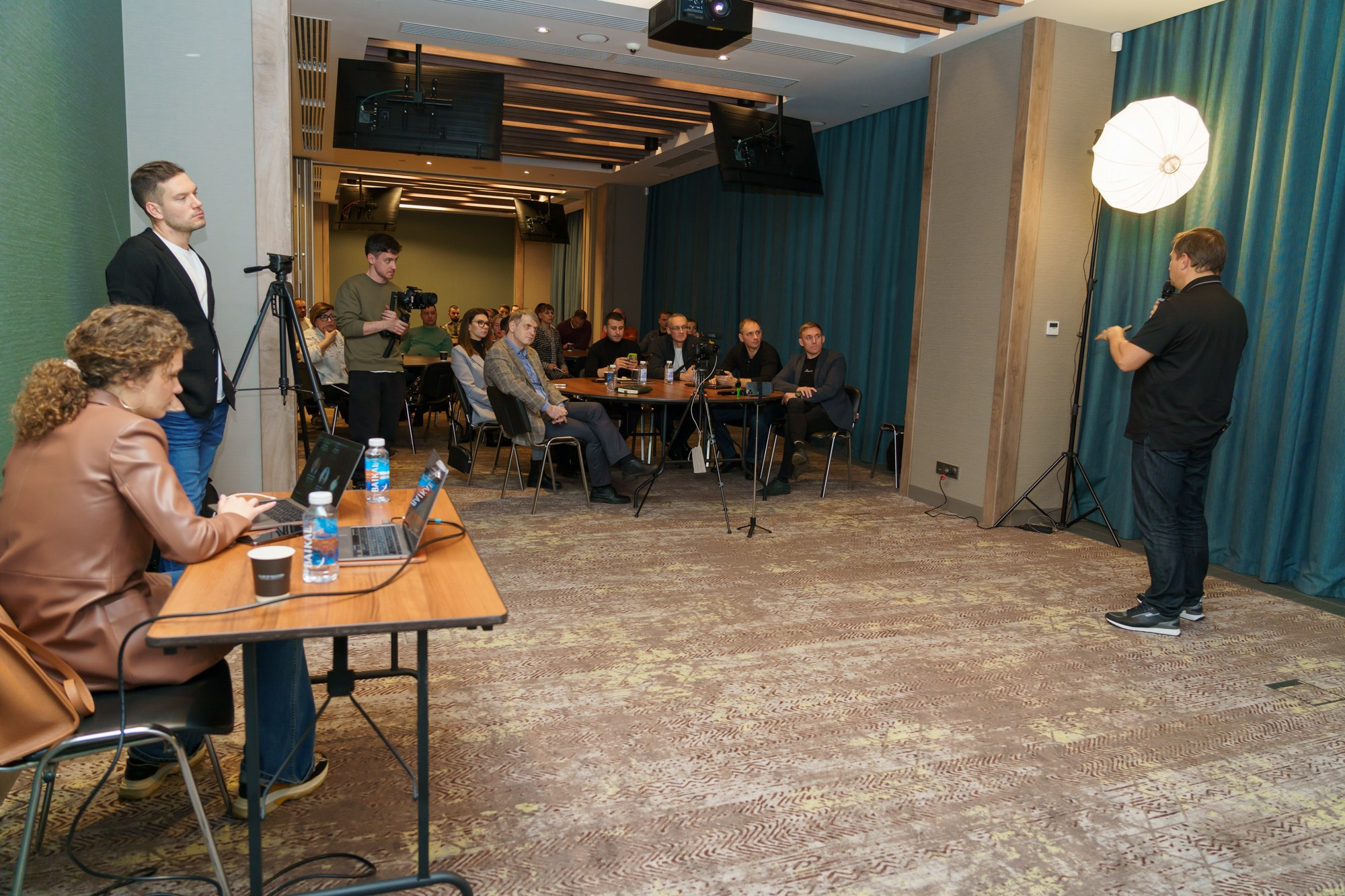 Выступление спикера. Photomantis