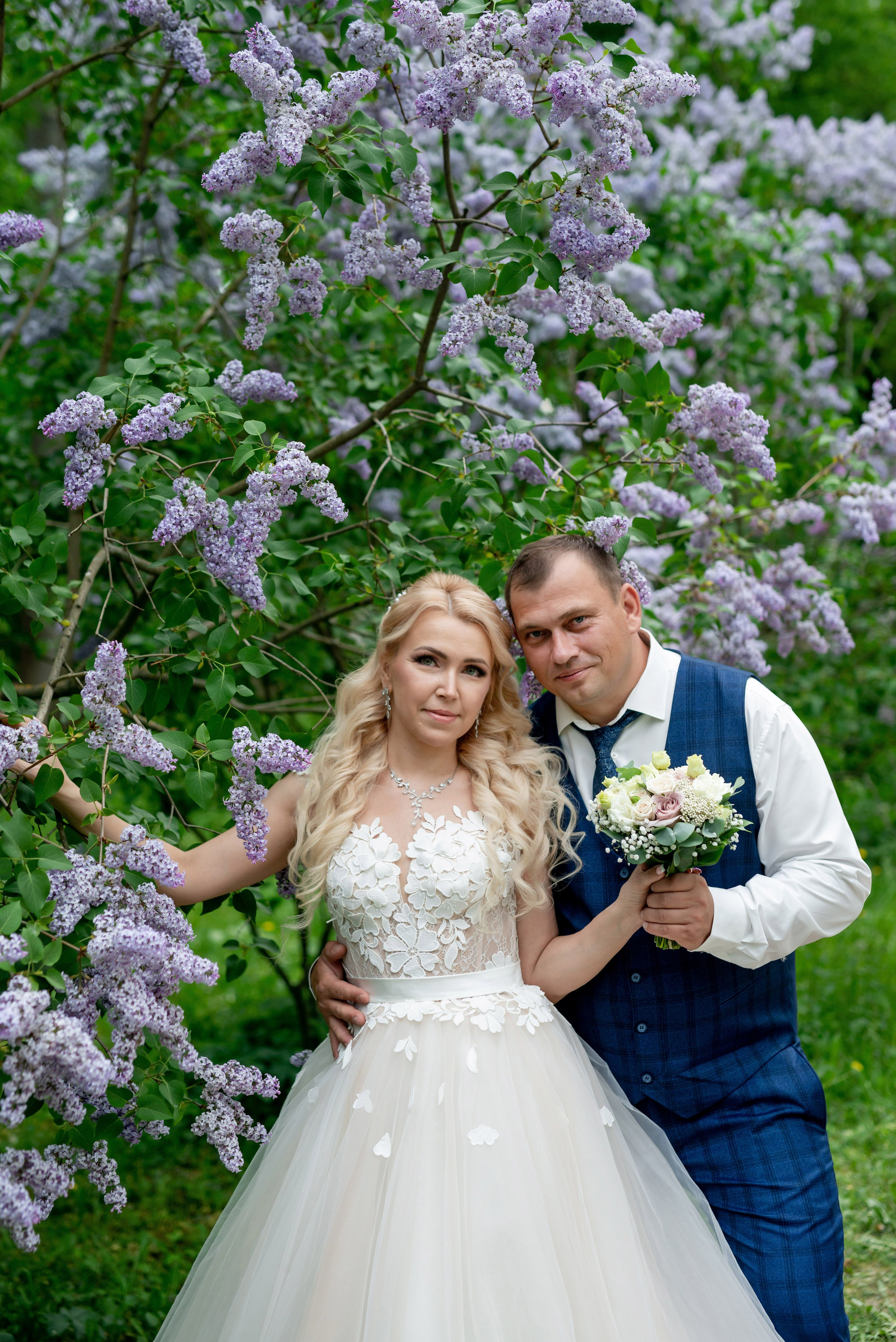 Евгения (фотосессия с малиновым chevrolet camaro, в сирени в Пушкине в Екатерининском парке). Портретный, семейный и свадебный фотограф в Санкт-Петербурге и в Пушкине Ширяев Денис