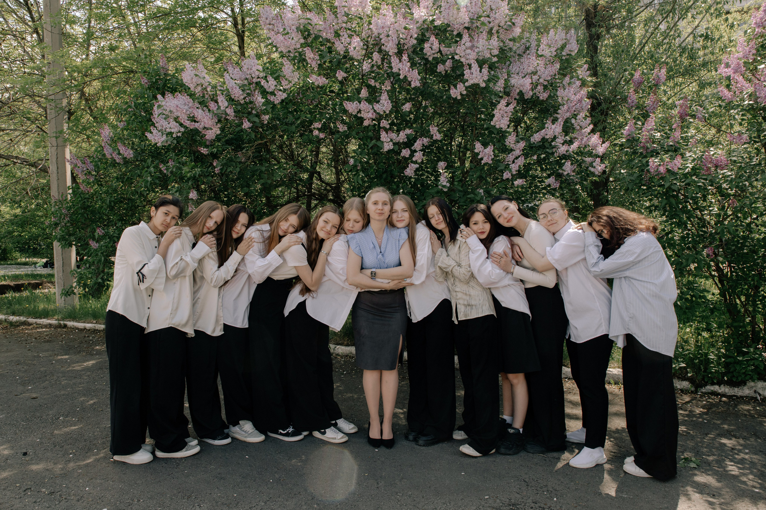 9 класс в яблонях. Фотограф Елена Балакина (Челябинск)