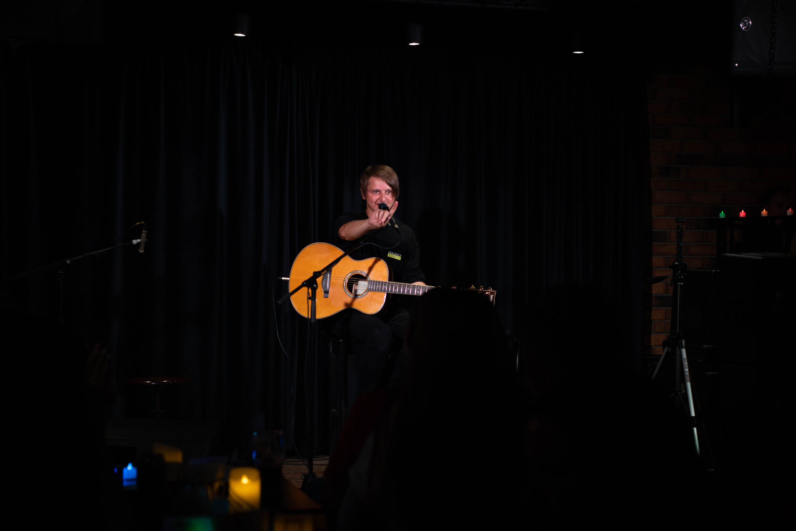 Лёва Сазонов (1 августа 2024 года, Москва, арт-кафе Пушкарёв). Фотограф Светлана Блинова, Москва и Московская область