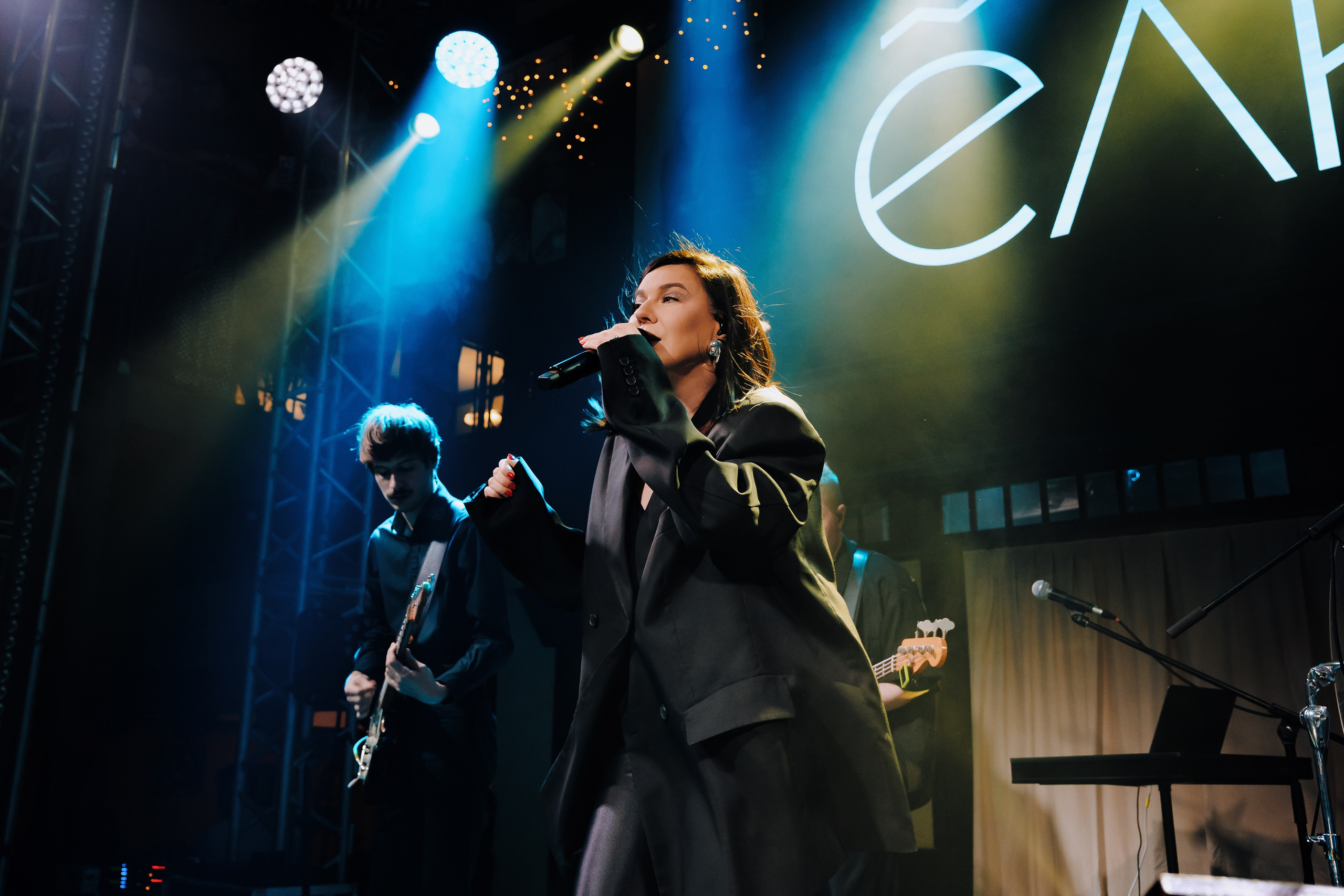 20 ЛЕТ МЕГАПОЛИС ЧЕЛЯБИНСК ХЕДЛАЙНЕР ЕЛКА. Репортажный фотограф Зуев Роман г. Челябинск