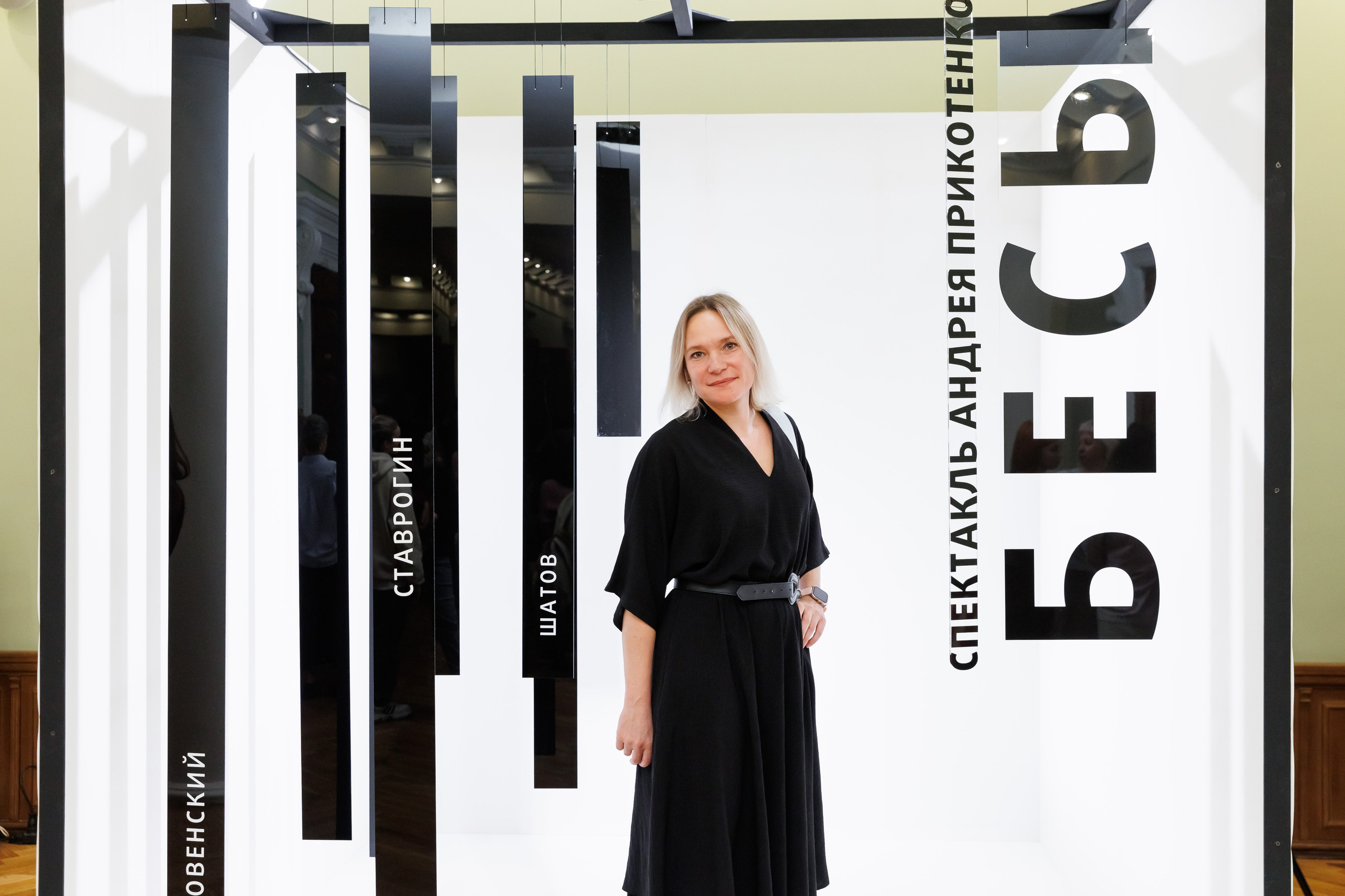 Красный факел — фотозона перед премьерой спектакля. Фотограф Новосибирск — Наталья Гресь