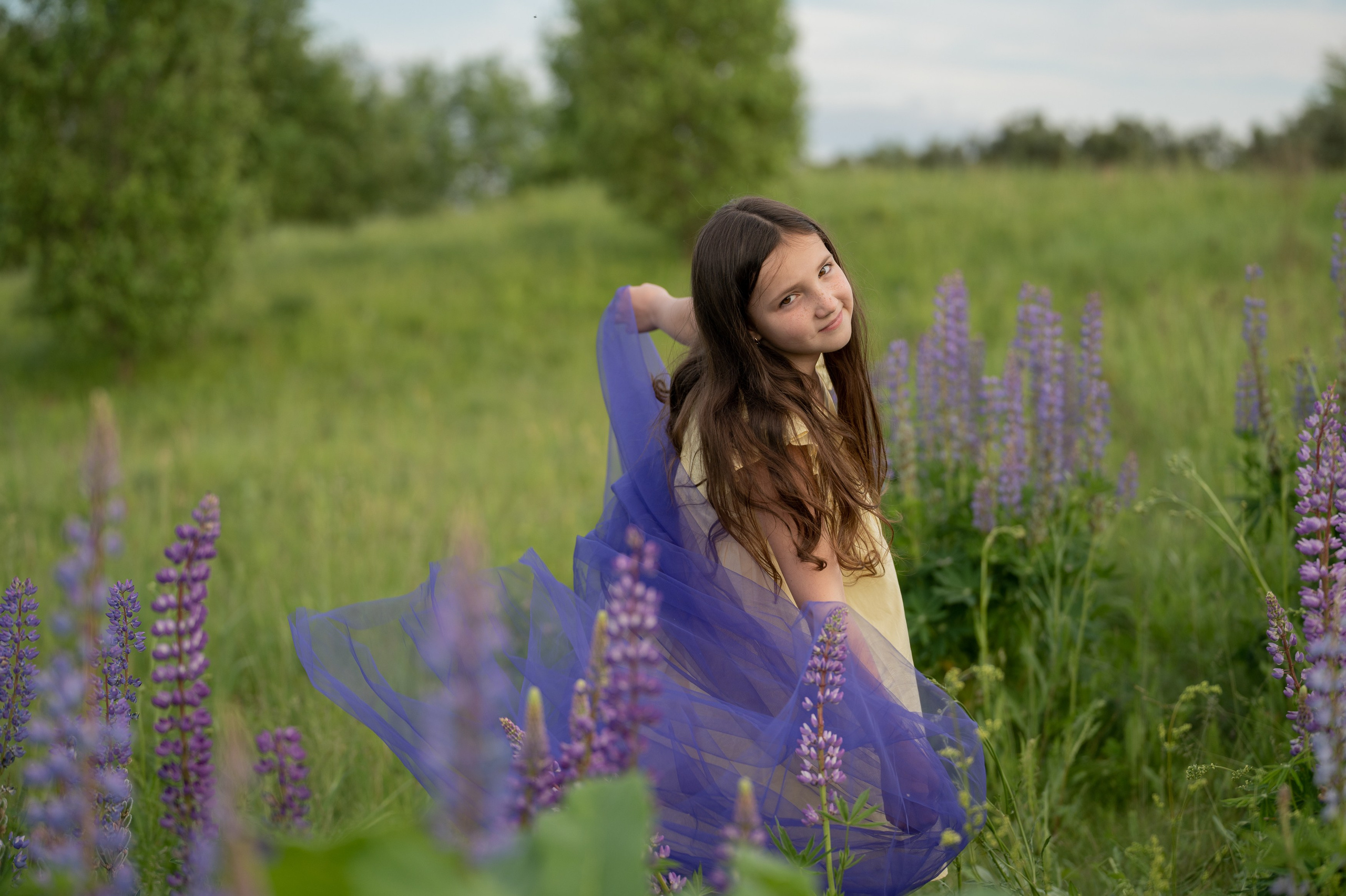 Детская фотосессия в люпинах. Портретный фотограф Олеся Владимирова в Москве