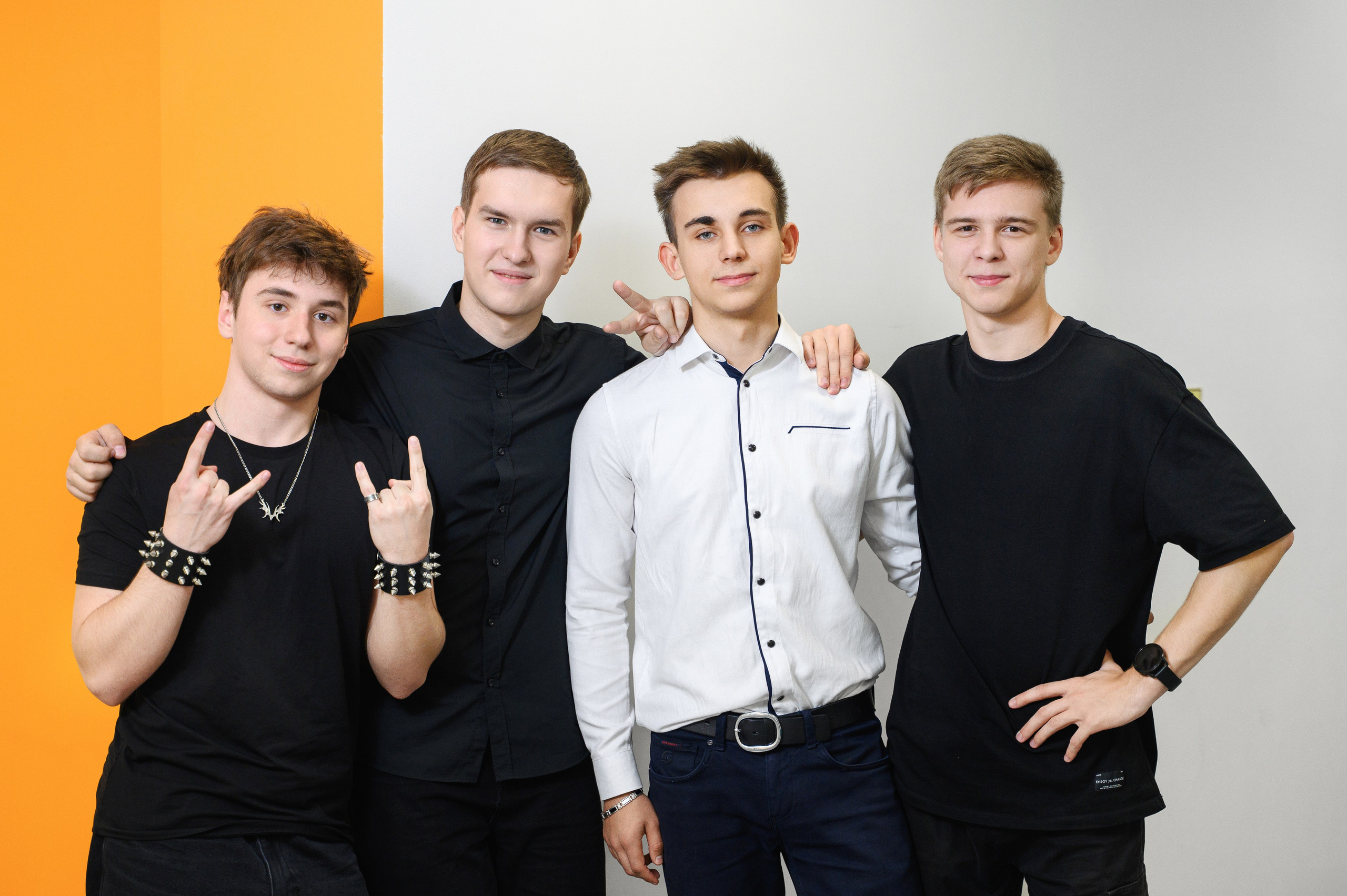 Четверо юношей сняты в студии на светлом фоне с цветовым акцентом в кадре.