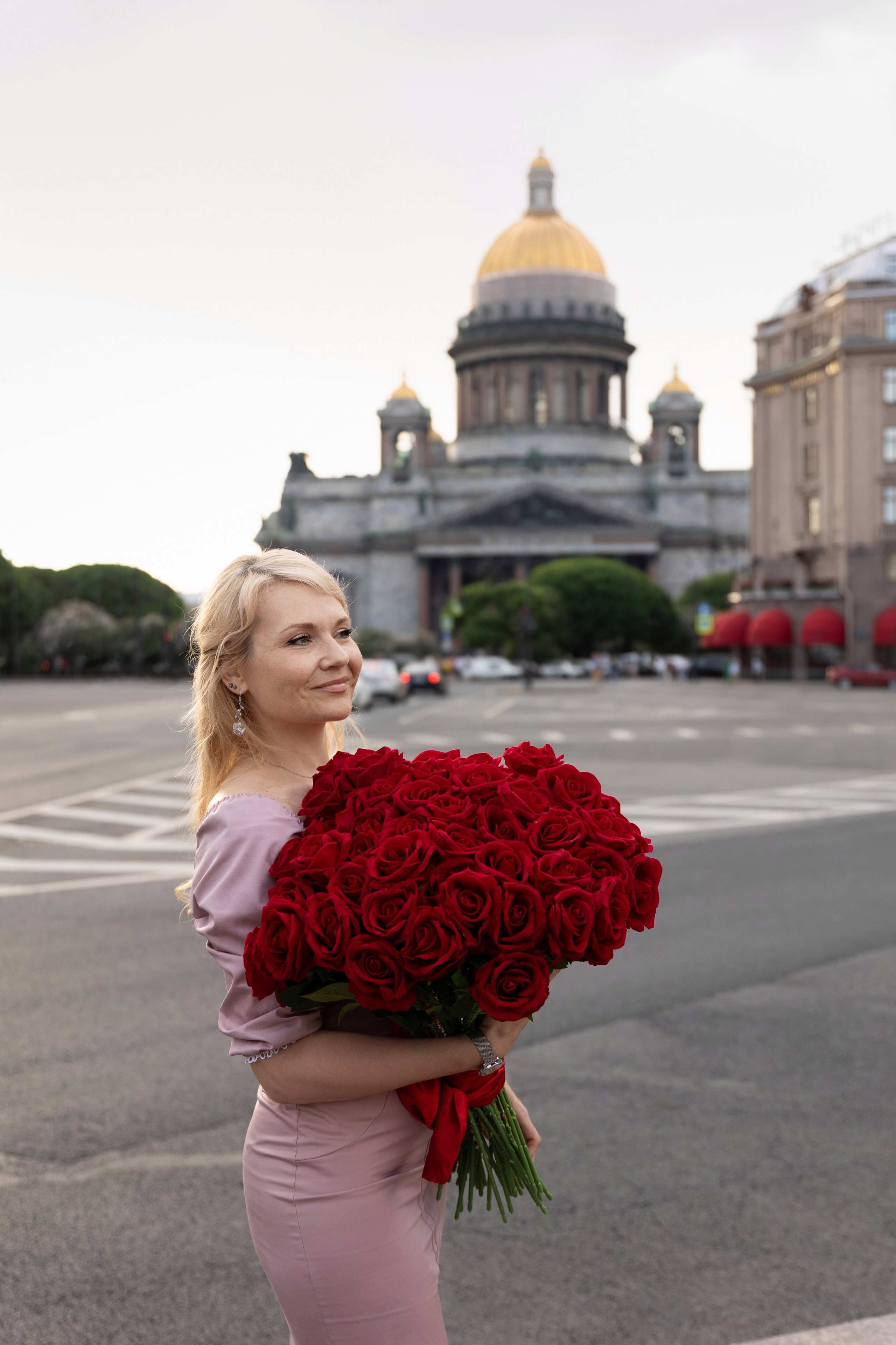 Фотопрогулка в центре с букетом красных роз. Семейный и свадебный фотограф в Санкт-Петербурге Татьяна Швыкова