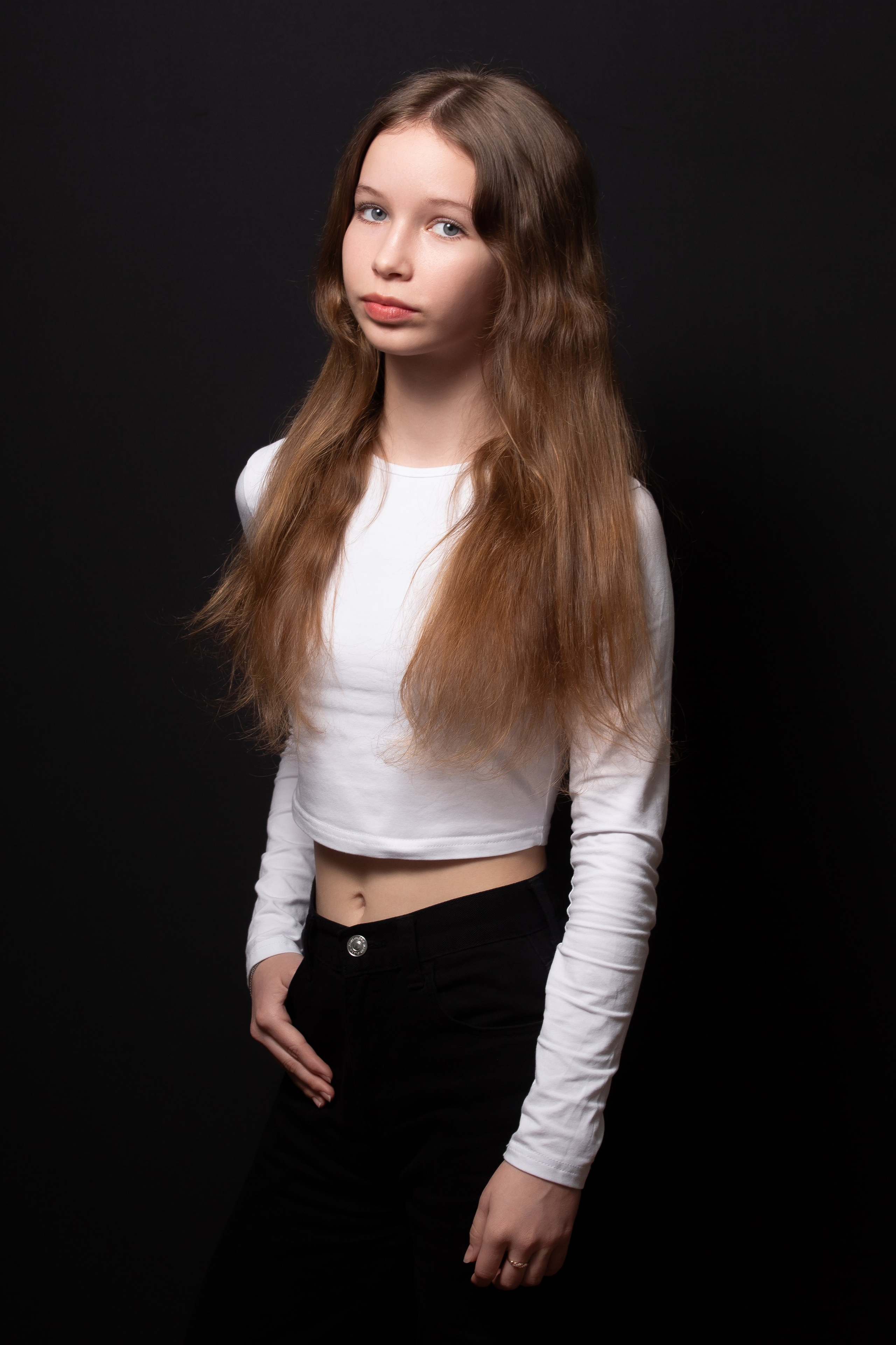 Портретная фотосессия для учеников 9 класса на чёрном фоне | Школьный фотограф Николай Богатырёв | Твой альбом / Твои правила. ТВОЙ АЛЬБОМ / ТВОИ ПРАВИЛА