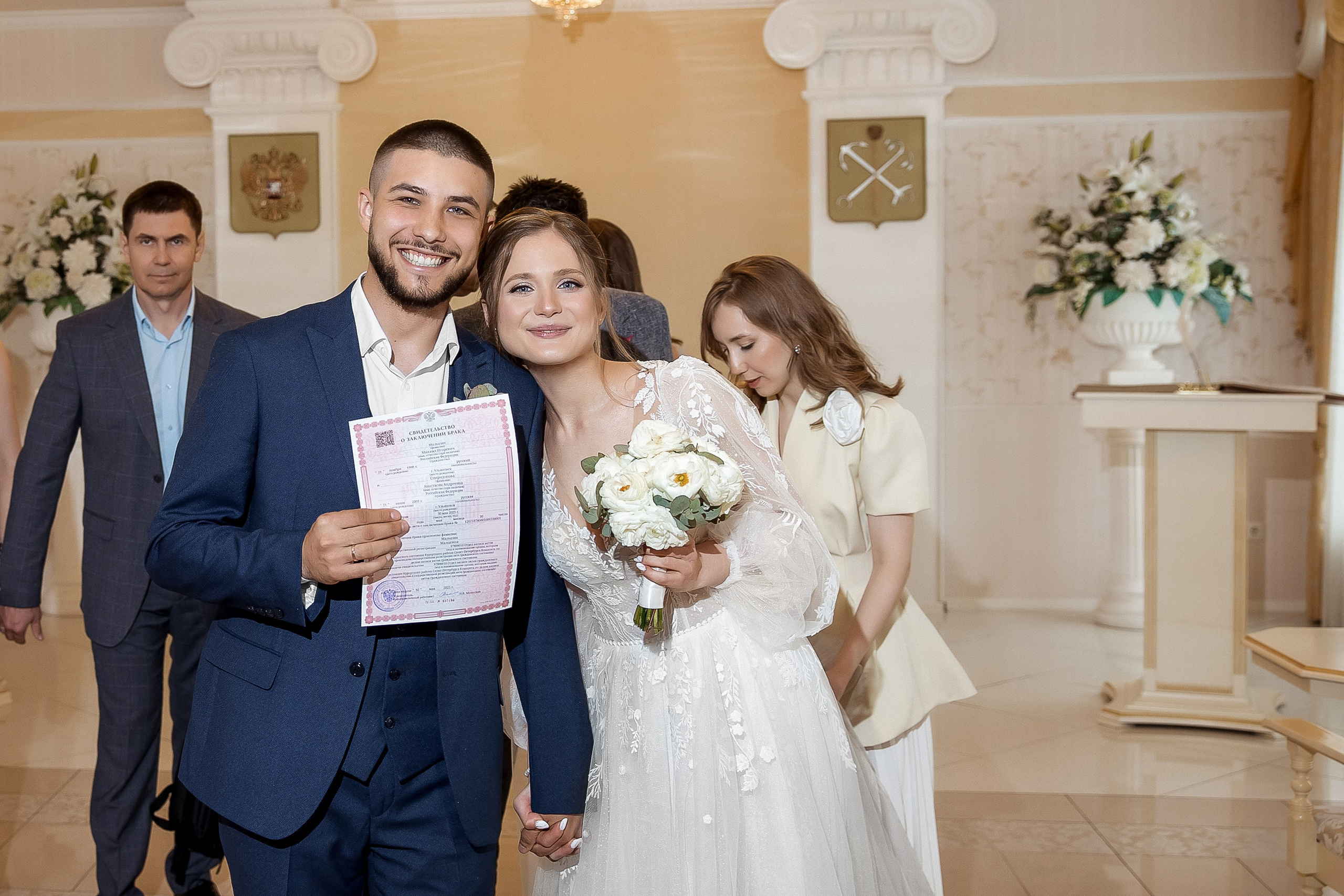 Яркая свадебная фотосессия под дождем. Свадебный и семейный фотограф Алексей Аверин