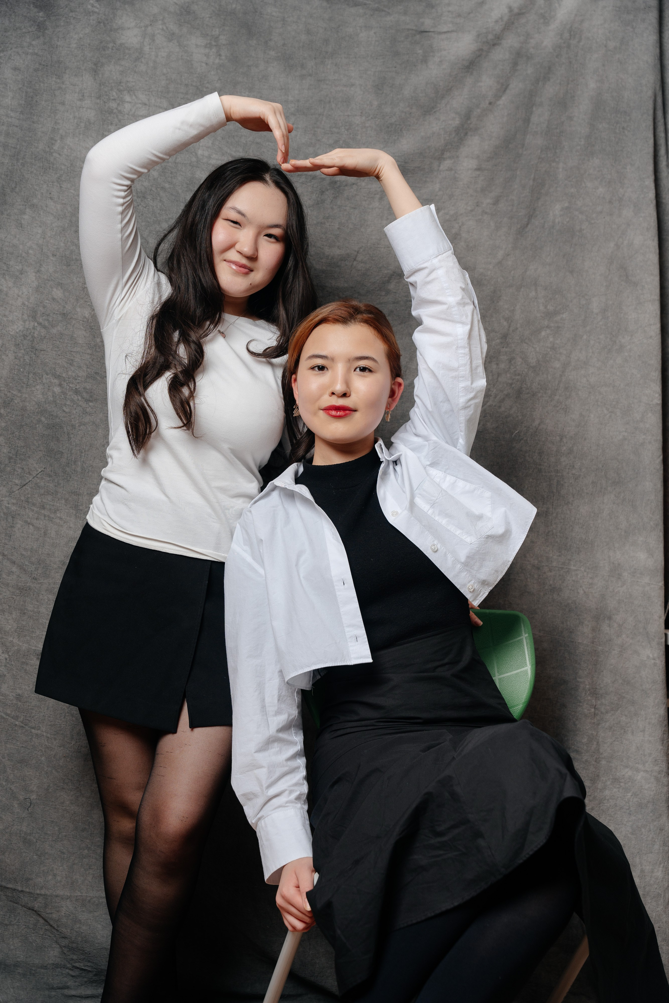 По двое. Выпускные альбомы в Нур-Султане (Астана) и по всему Казахстану