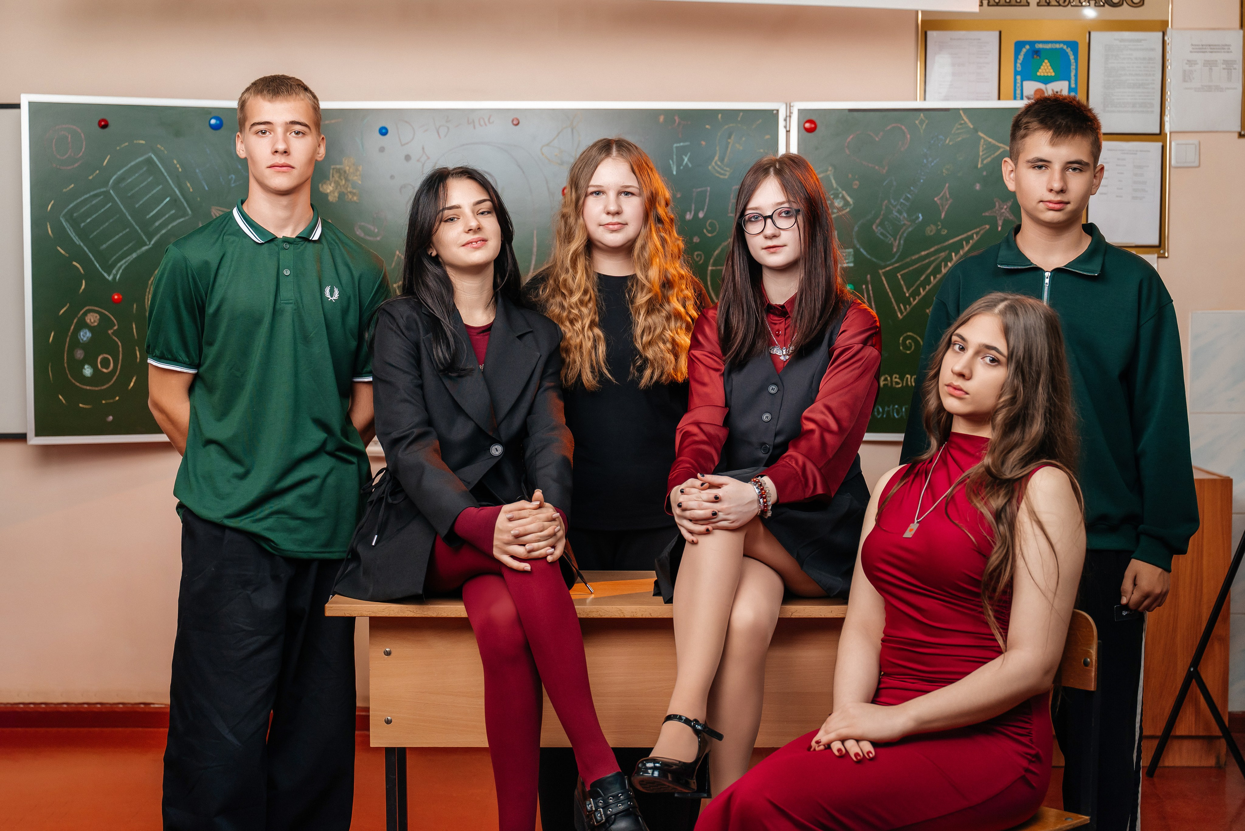 Красный и зеленый. Школьный фотограф в Валуйках. Фотосессии для выпускников и изготовление выпускных альбомов в городе Валуйки и в Белгородской области