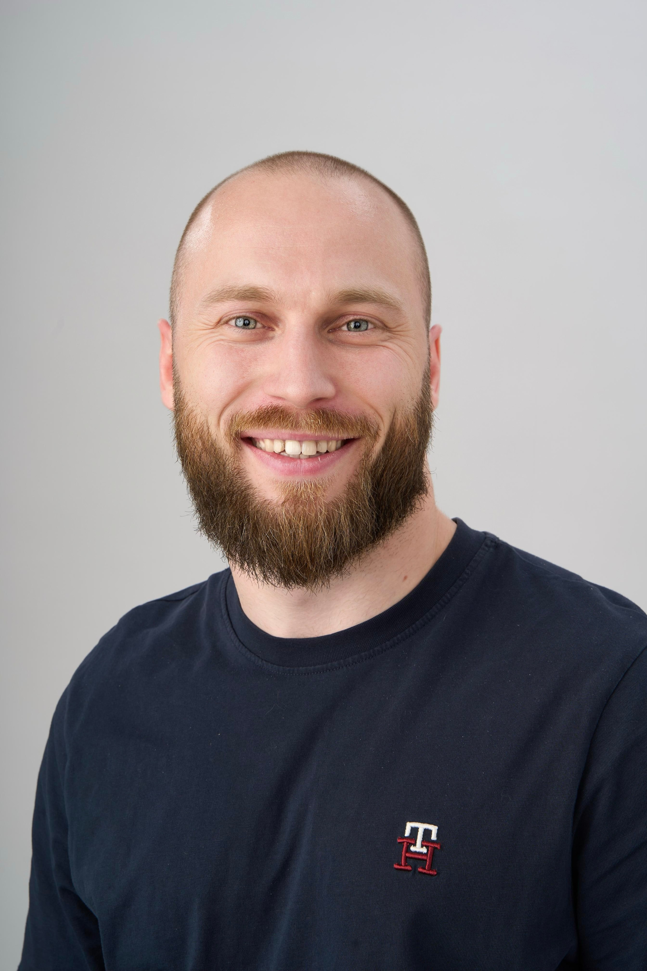 "Профессиональный портрет мужчины в студии""Женский портрет с естественным освещением""Крупный план портрета улыбающейся женщины""Портретная съемка в студии для делового портфолио"Для съемки сотрудников компании:"Группа сотрудников компании на корпоративной фотосессии""Портреты сотрудников офиса для корпоративного сайта""Фотосъемка команды компании в рабочей обстановке""Деловой портрет сотрудника для бизнес-профиля"