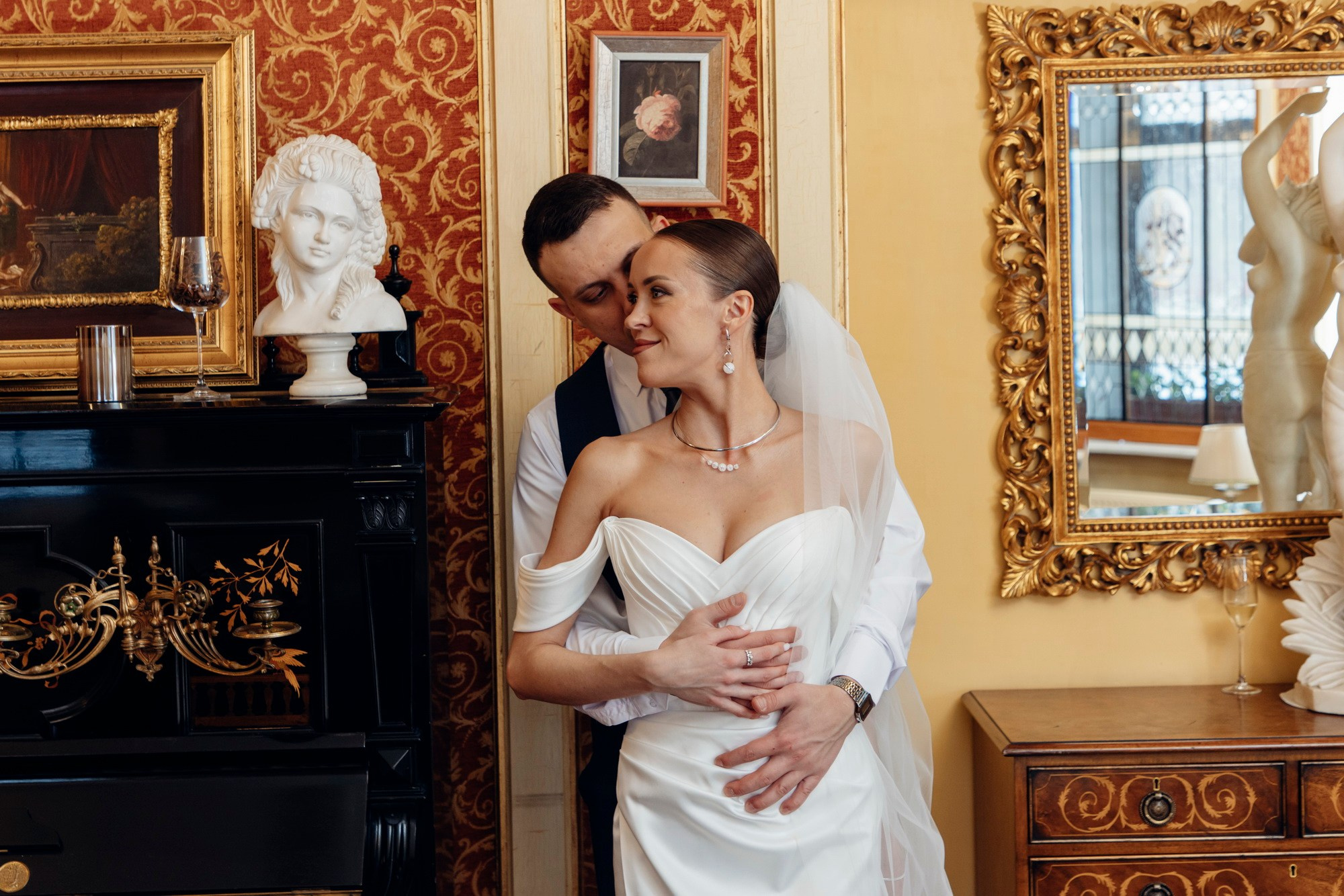 где купить свадебный букет, какой подарок подарить на свадьбу, свадебное платье где купить спб, свадебный салон, актуальные свадебные платья 2025, костюм для жениха, какой ресторан выбрать спб, отель для свадьбы