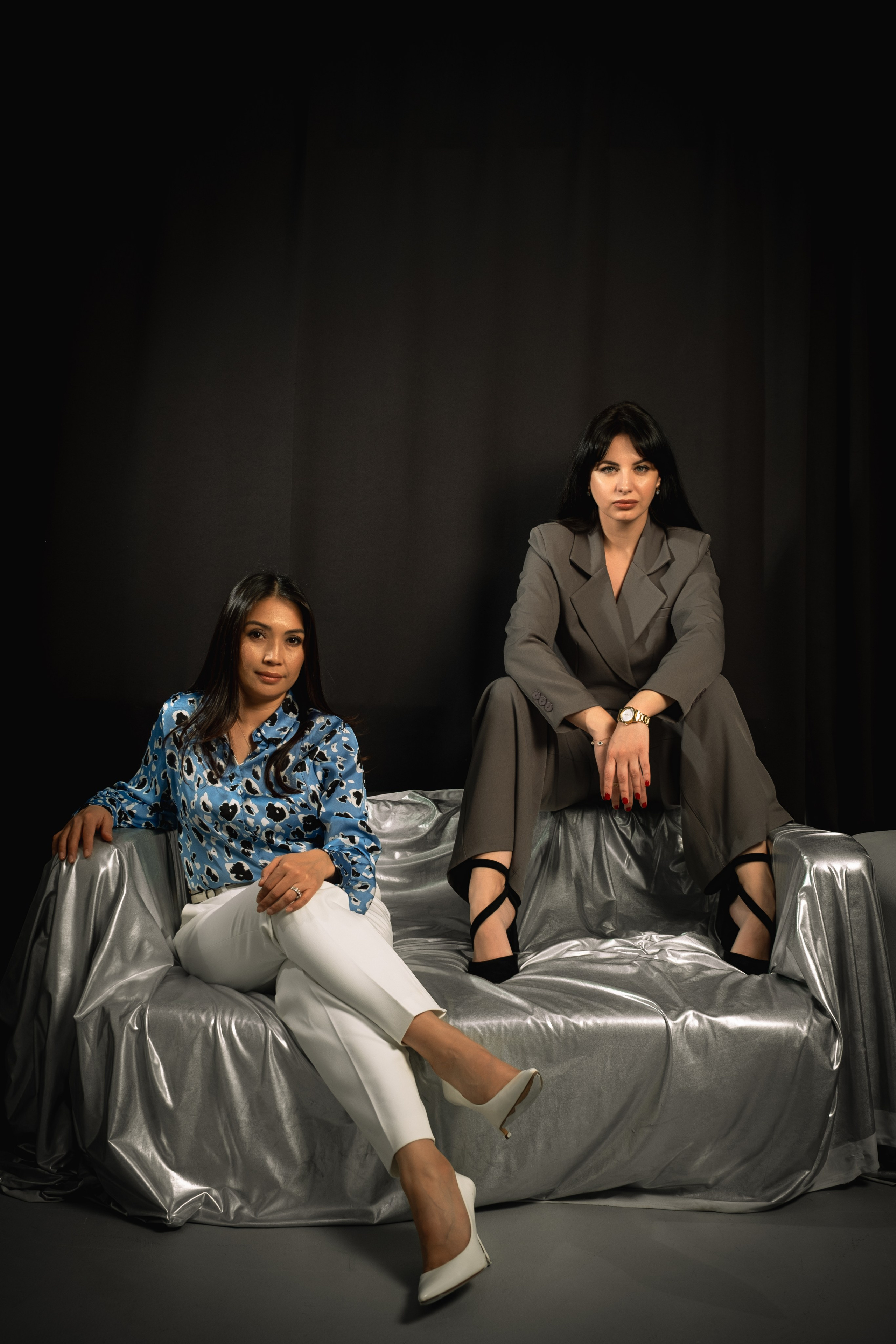 Гламурная студийная фотосессия - девушки сидят на диване