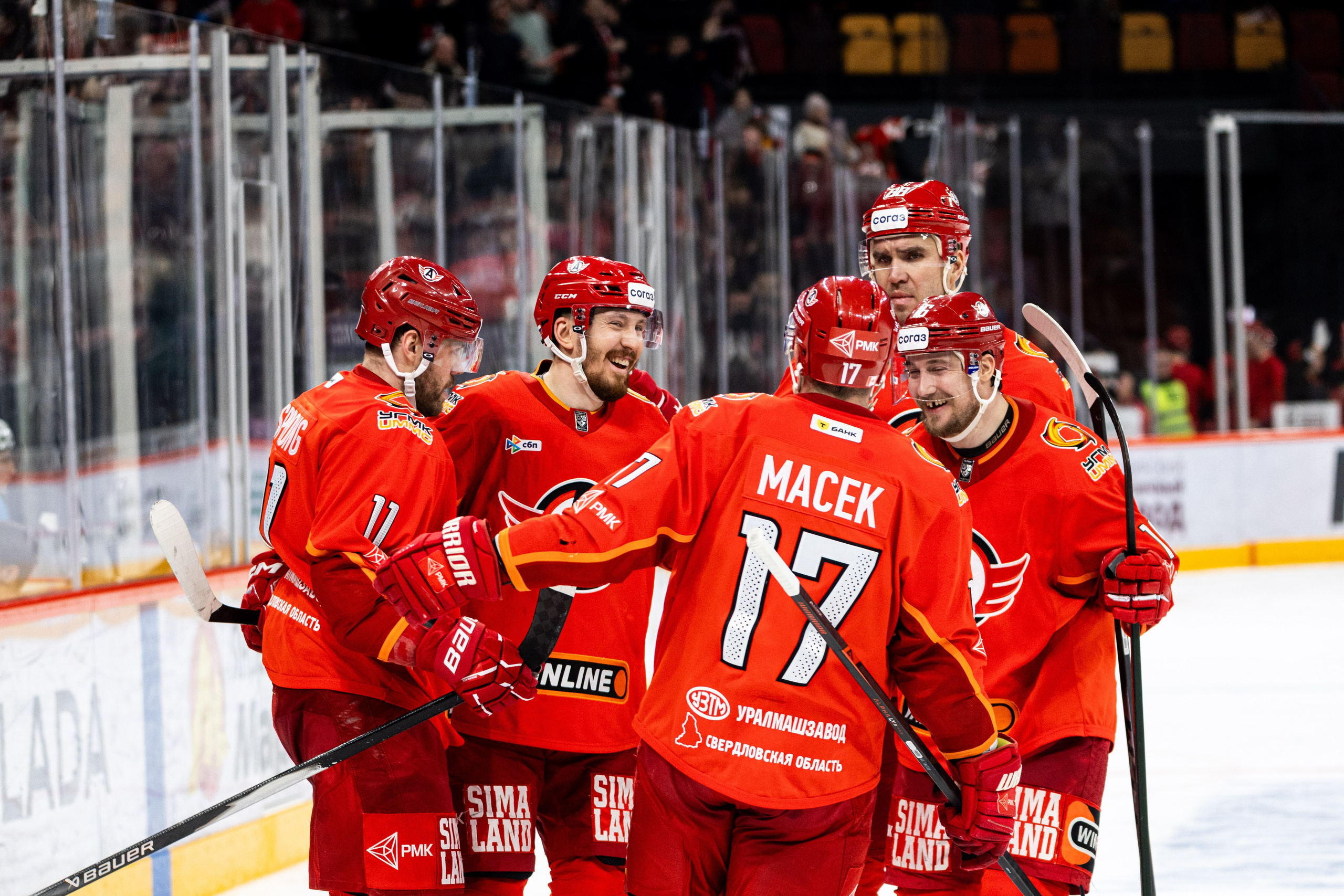 Хоккейный матч Автомобилист — Сибирь. Фотограф Родион Нарудинов