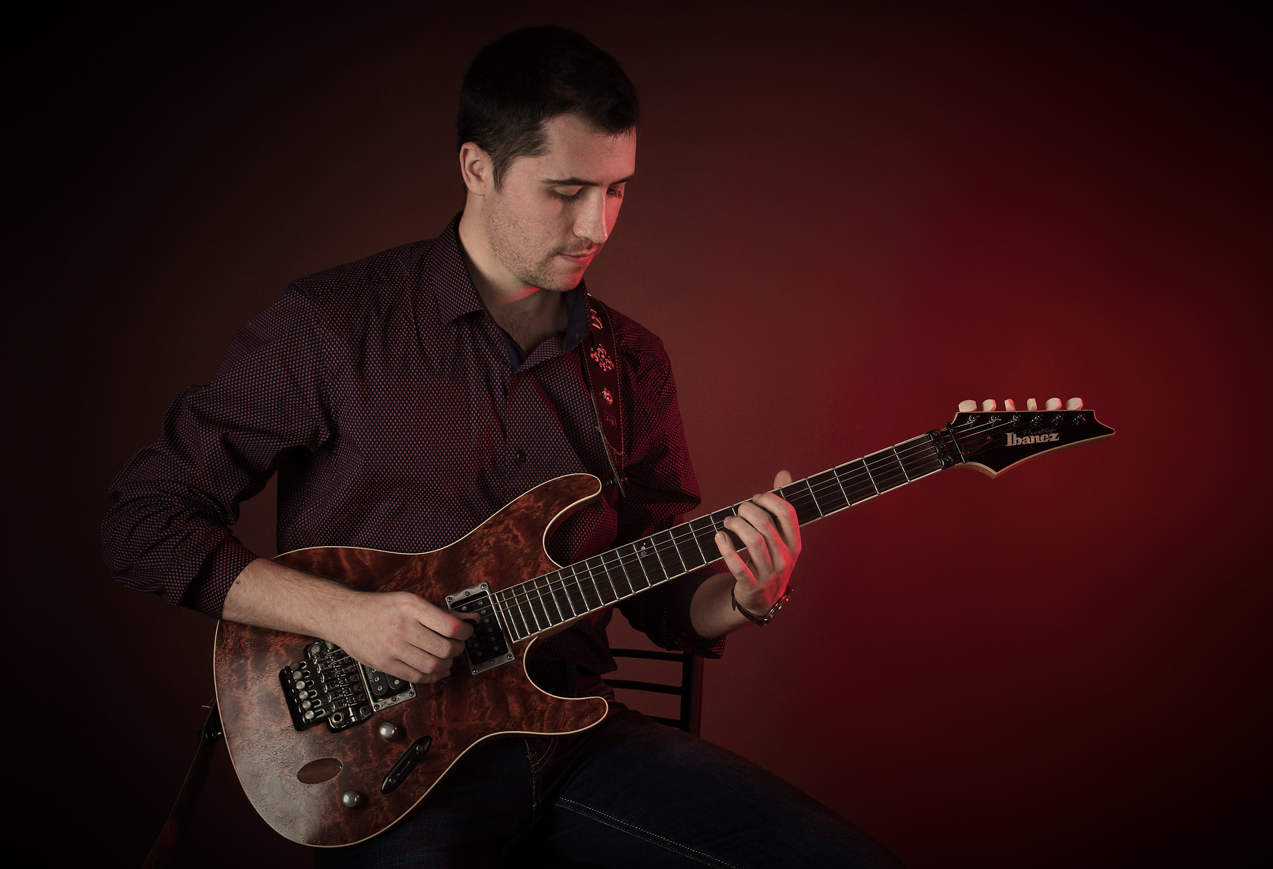 Мужской портрет с гитарой. Фотограф Наталья Матвеева